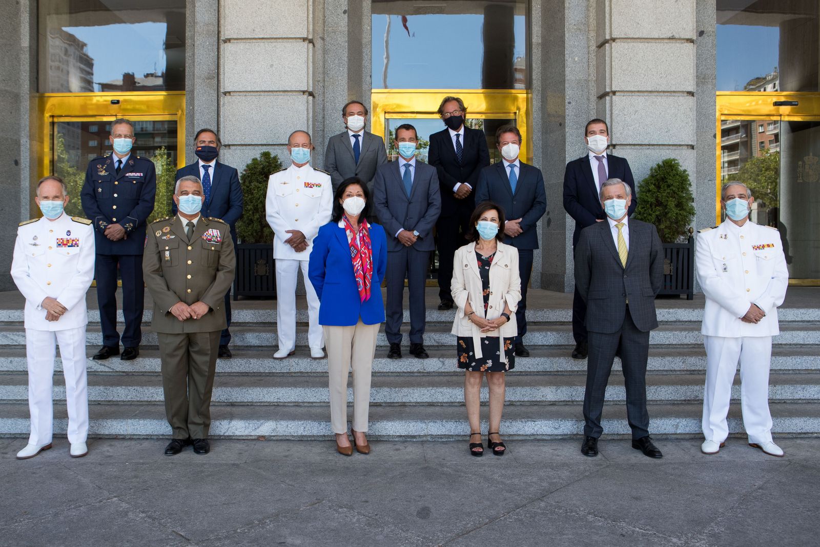 Fotografía de familia de la firma del contrato, con Margarita Robles, ministra de Defensa, en el centro