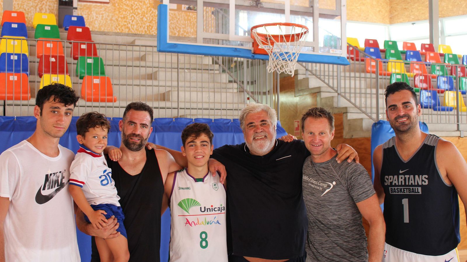 Carlos Cabezas y su grupo de trabajo en Marbella.