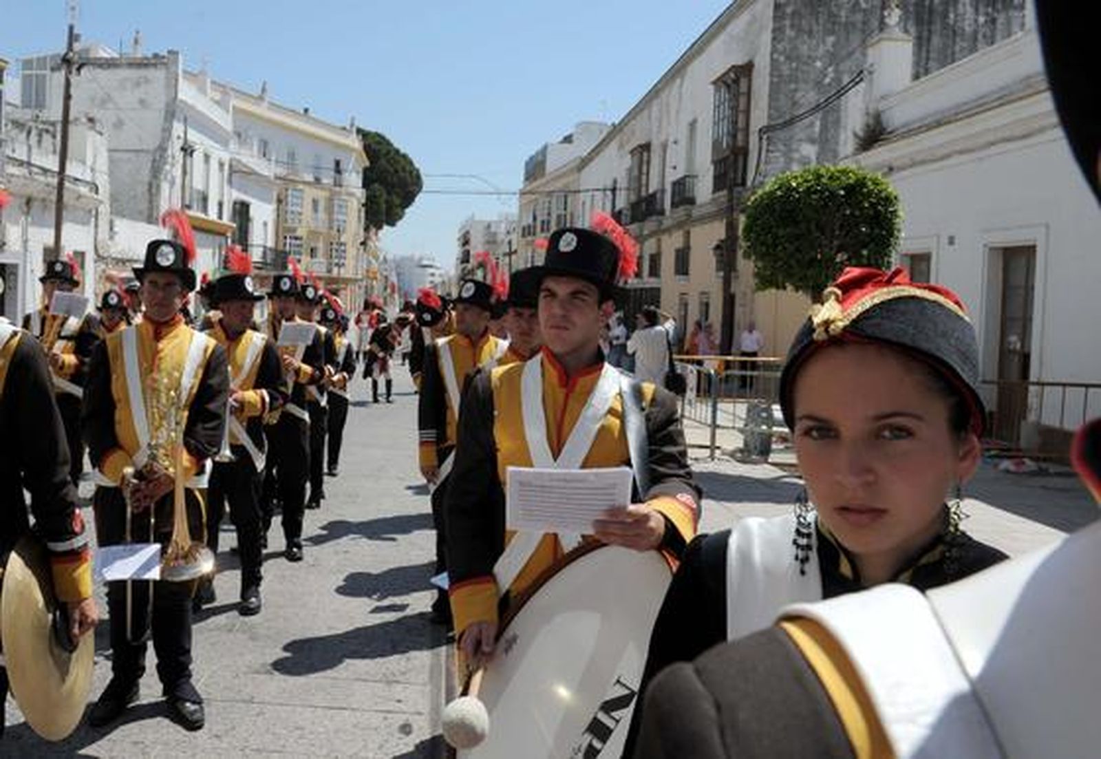 Unas 200 personas participan en el desfile de presentación del pendón de Fernando VII, recuperado para el Diez, ataviados con uniformes históricos.

Foto: Elias Pimentel
