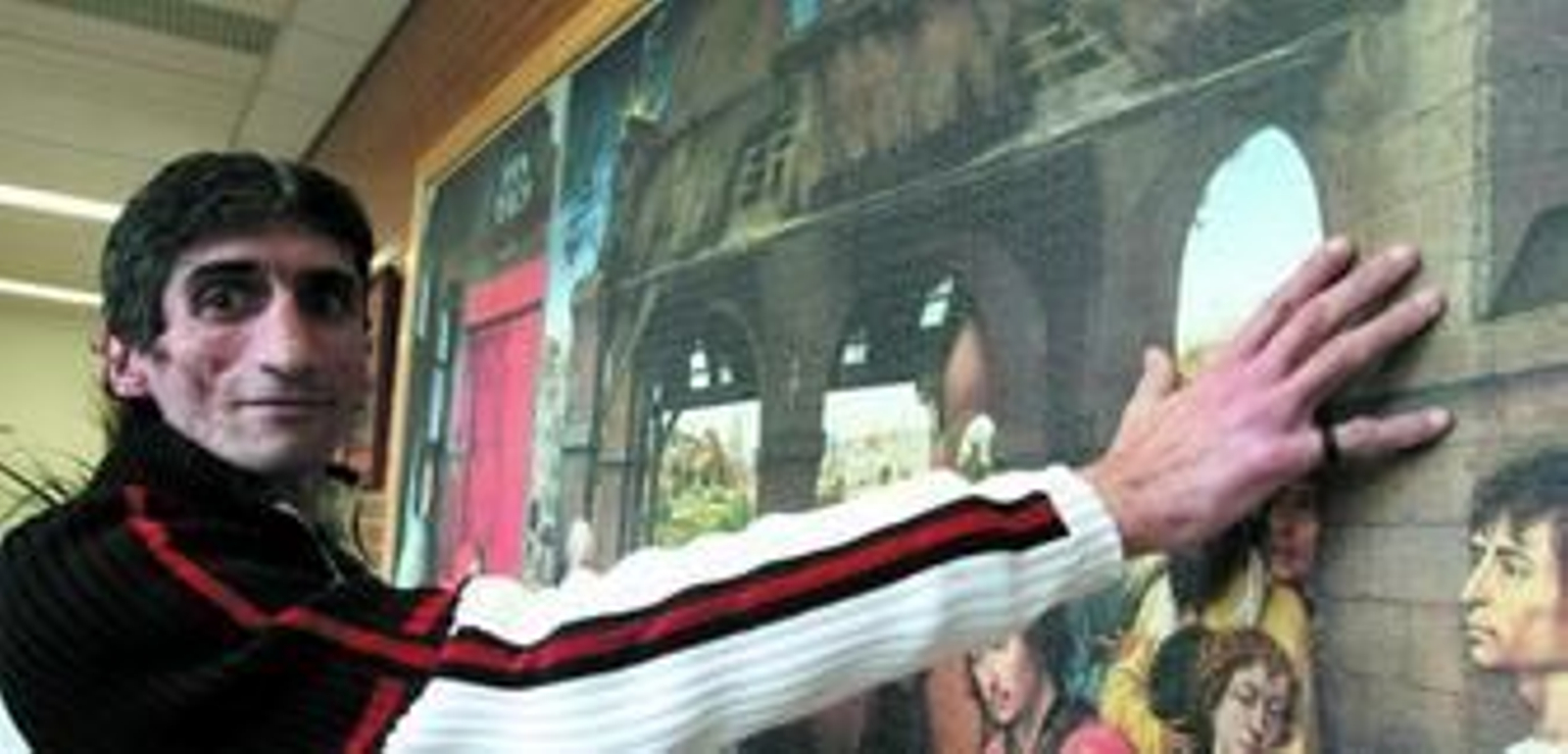 Juan Ignacio Aneas, el hombre puzle, posa junto a 'El retablo de Santa Columba', un puzle de 18 mil piezas, que solucionó en ta solo nueve meses.