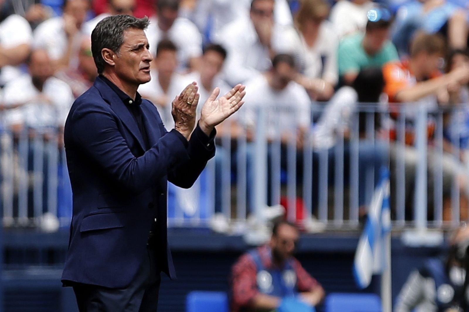 Míchel aplaude durante un partido en La Rosaleda.