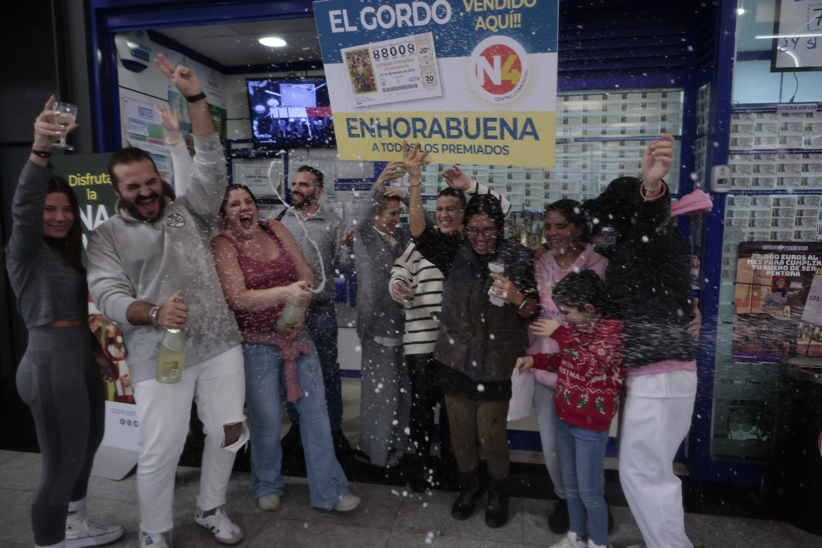Alegría entre los premiados con el Gordo de la Lotería de Navidad en Écija
