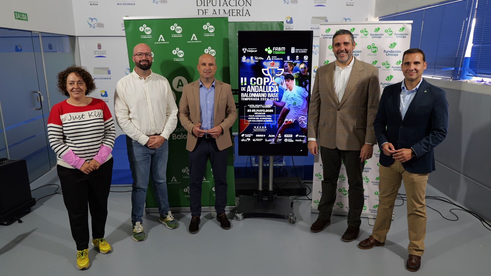Foto de familia durante la presentación de la II Copa de Andalucía de Balonmano Base que tendrá lugar en Almería.