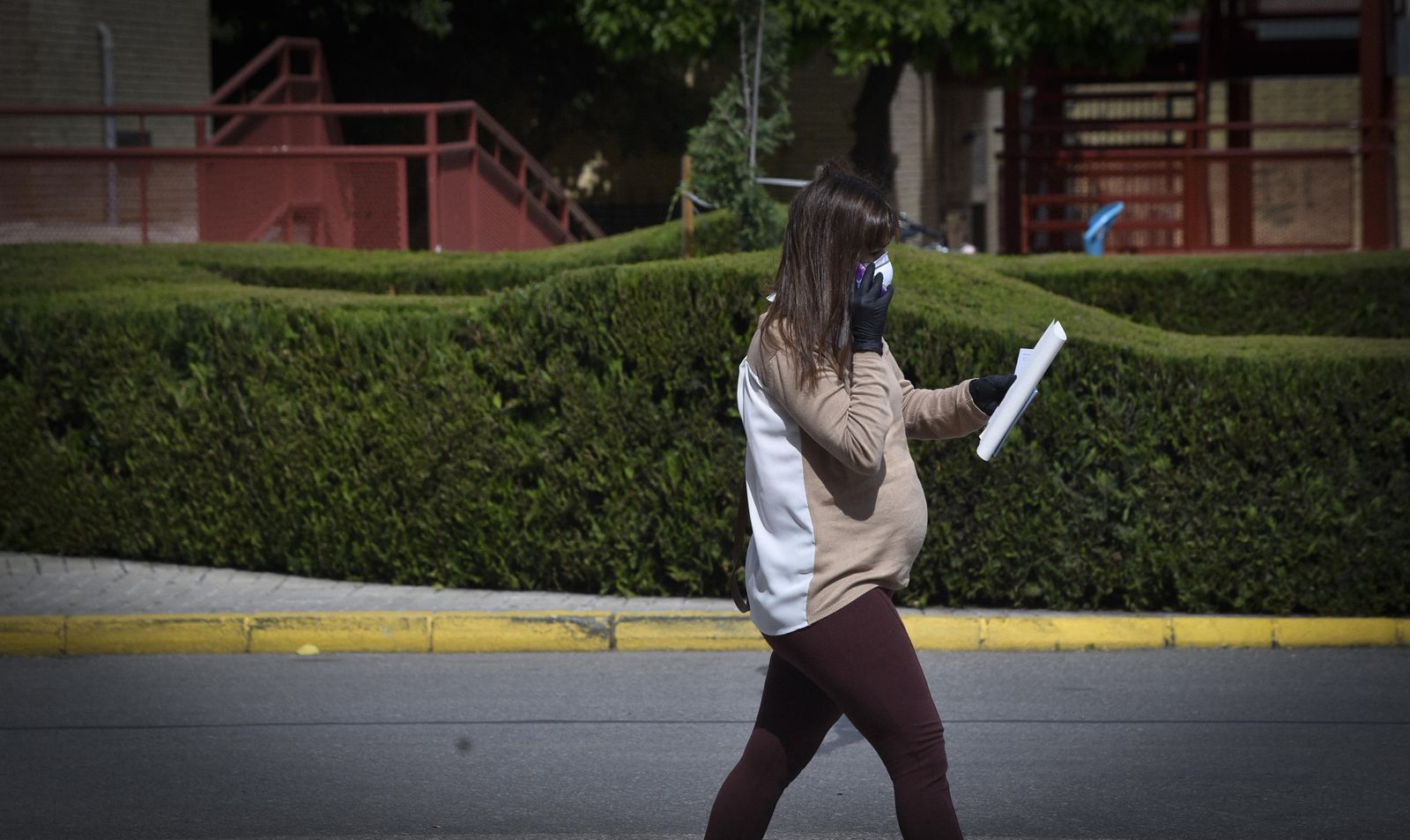 Una mujer embarazada, en el interior del entorno hospitalario del Virgen del Rocío.