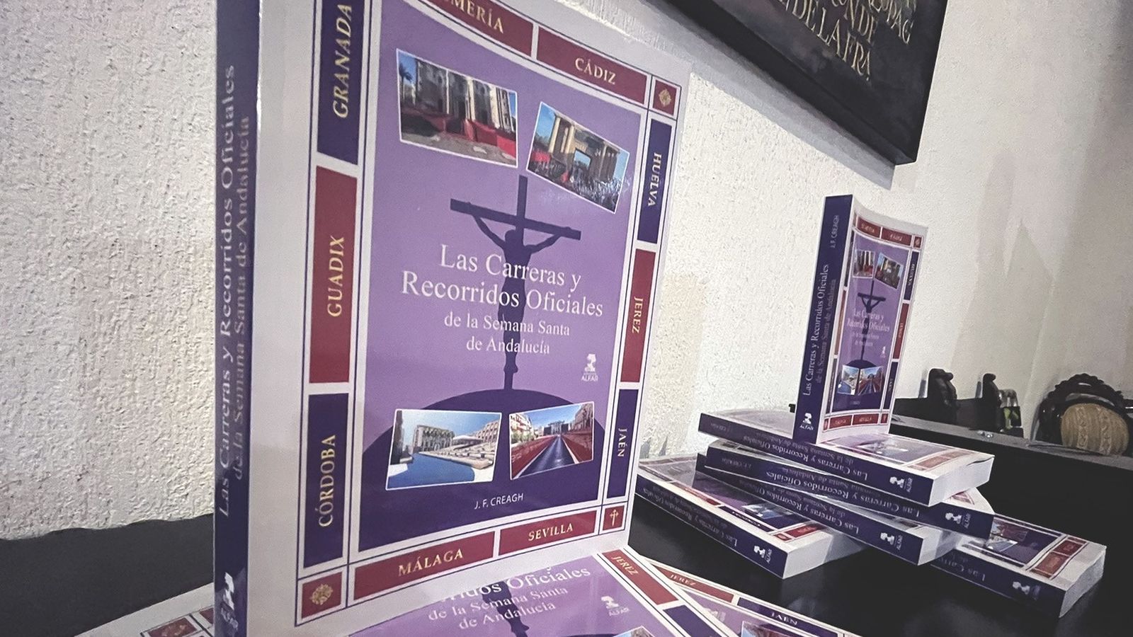 imagen del libro 'Las Carreras y recorridos Oficiales de la Semana Santa de Andalucía' del escritor sevillano Jesús F. Creagh.