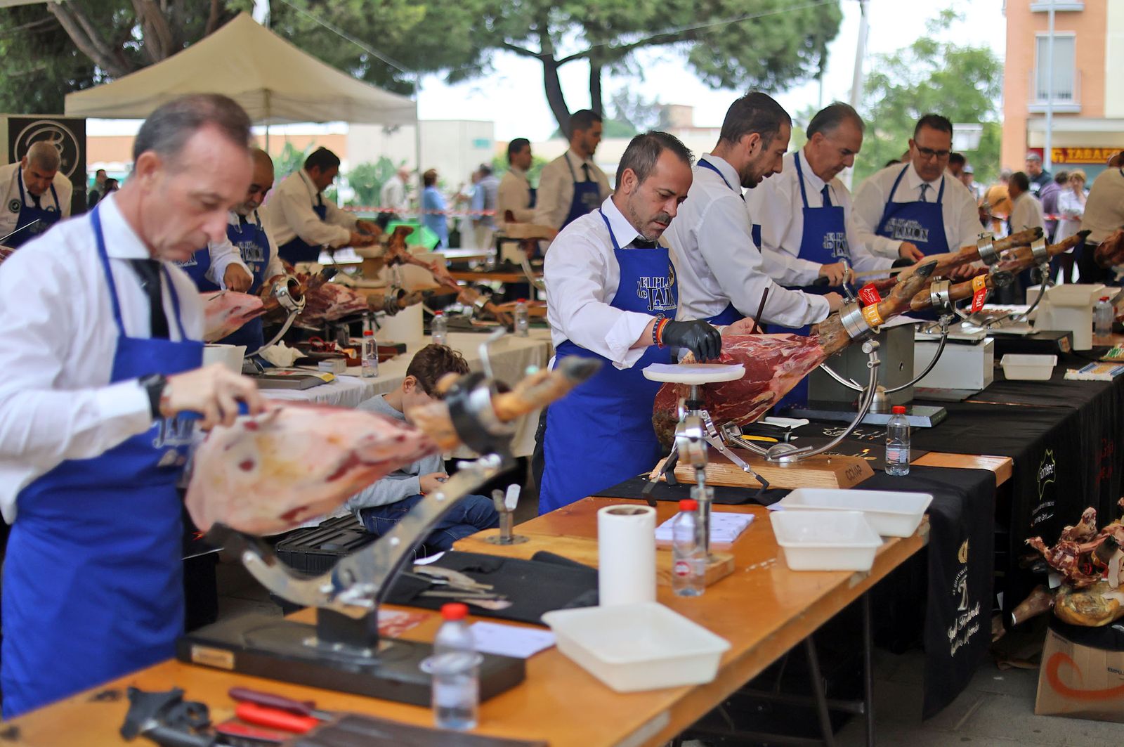 Huelva consigue el récord Guinness con el plato de jamón más grande del mundo, en imágenes