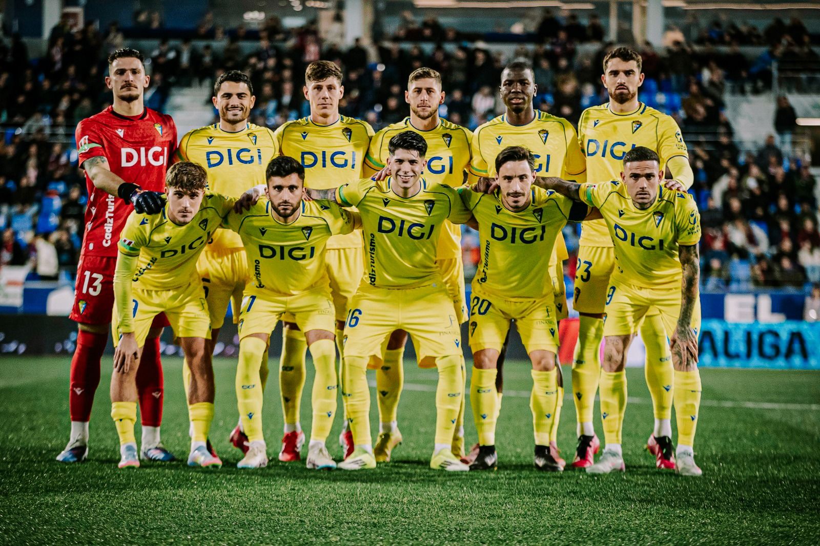 Formación inicial del Cádiz en El Alcoraz.