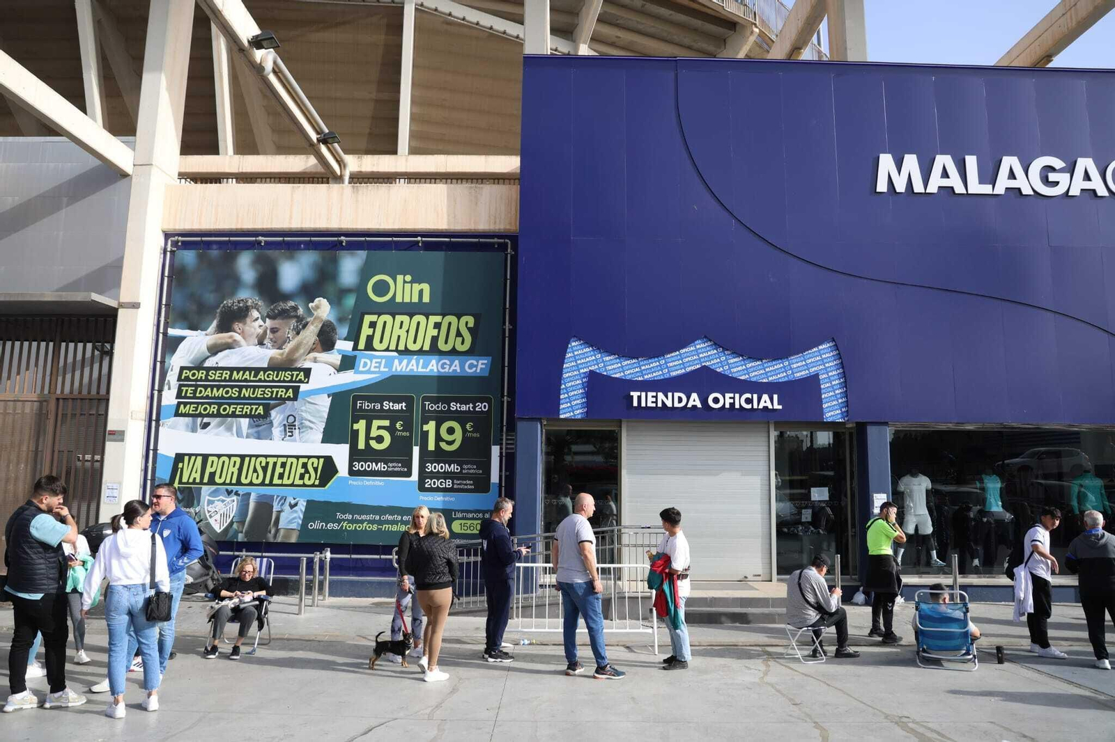 Colas en La Rosaleda para las entradas del Algeciras - Málaga CF