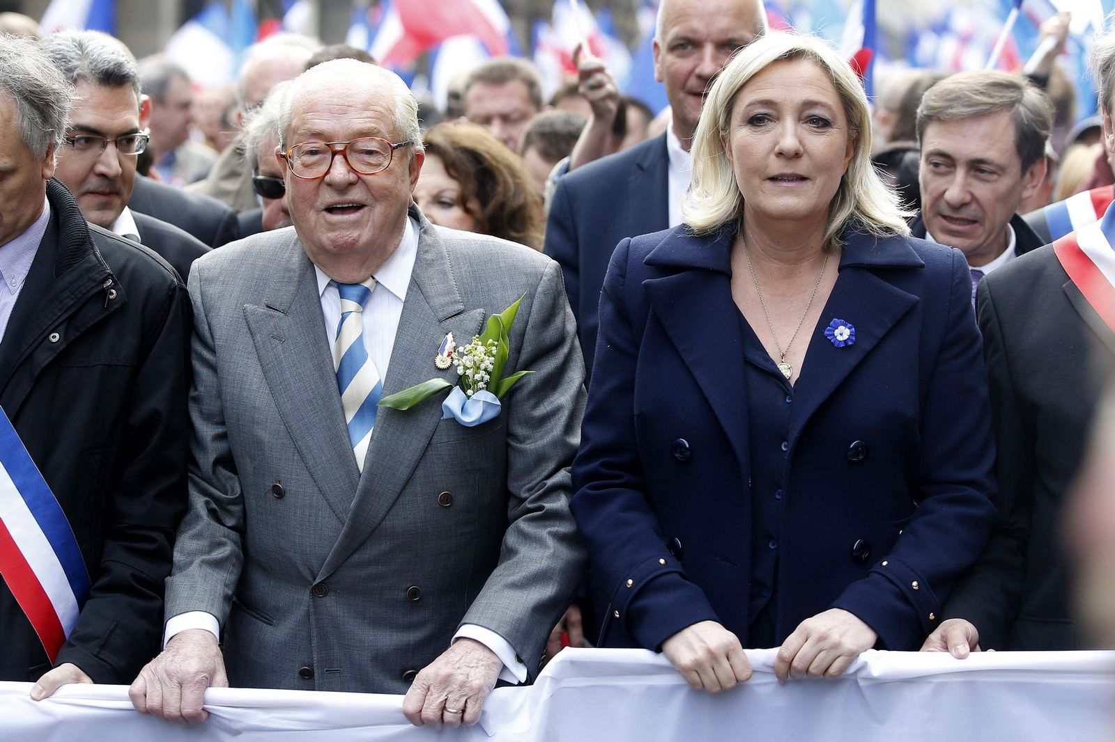 Jean-Marie Le Pen, con su hija Marine, en mayo de 2014.