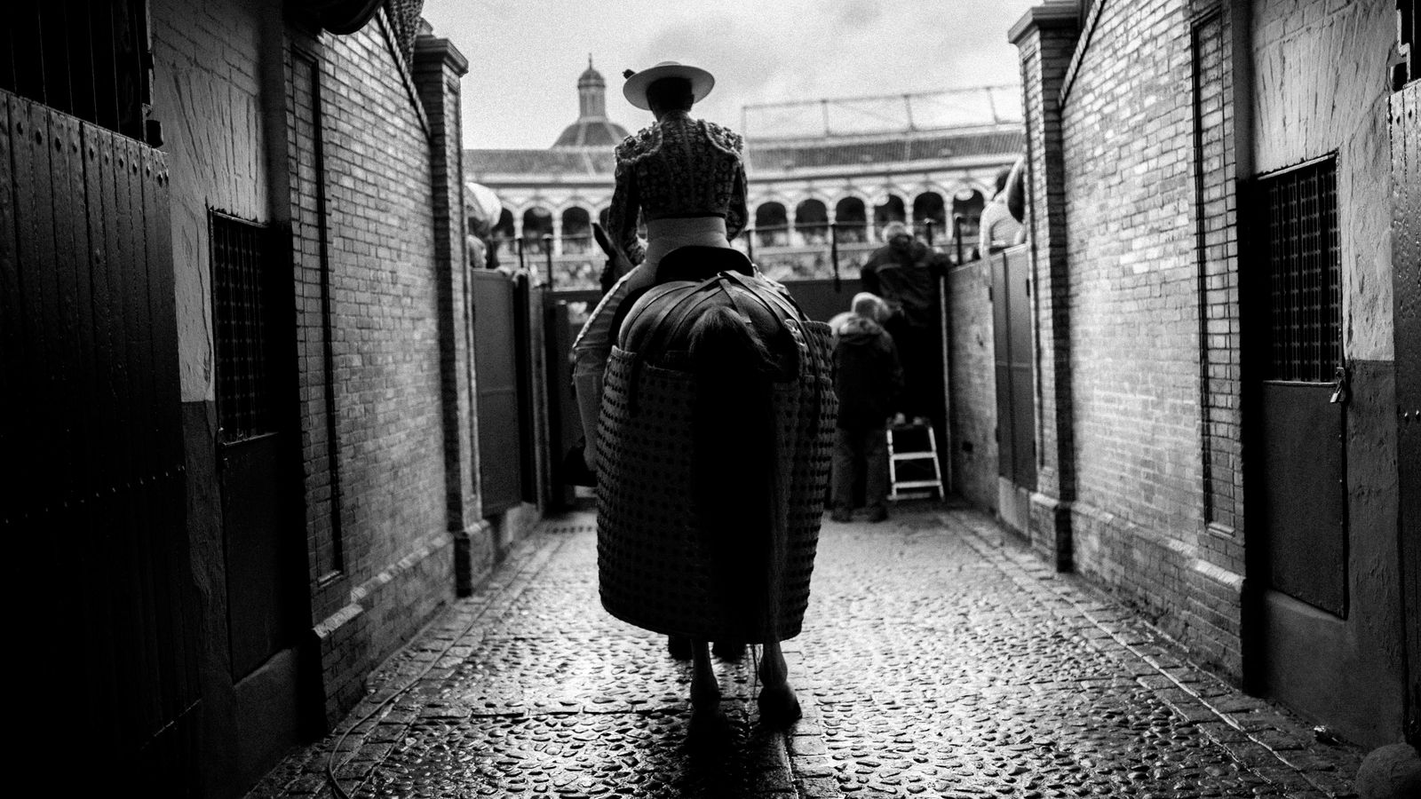 Un picador camino del ruedo de la Maestranza.