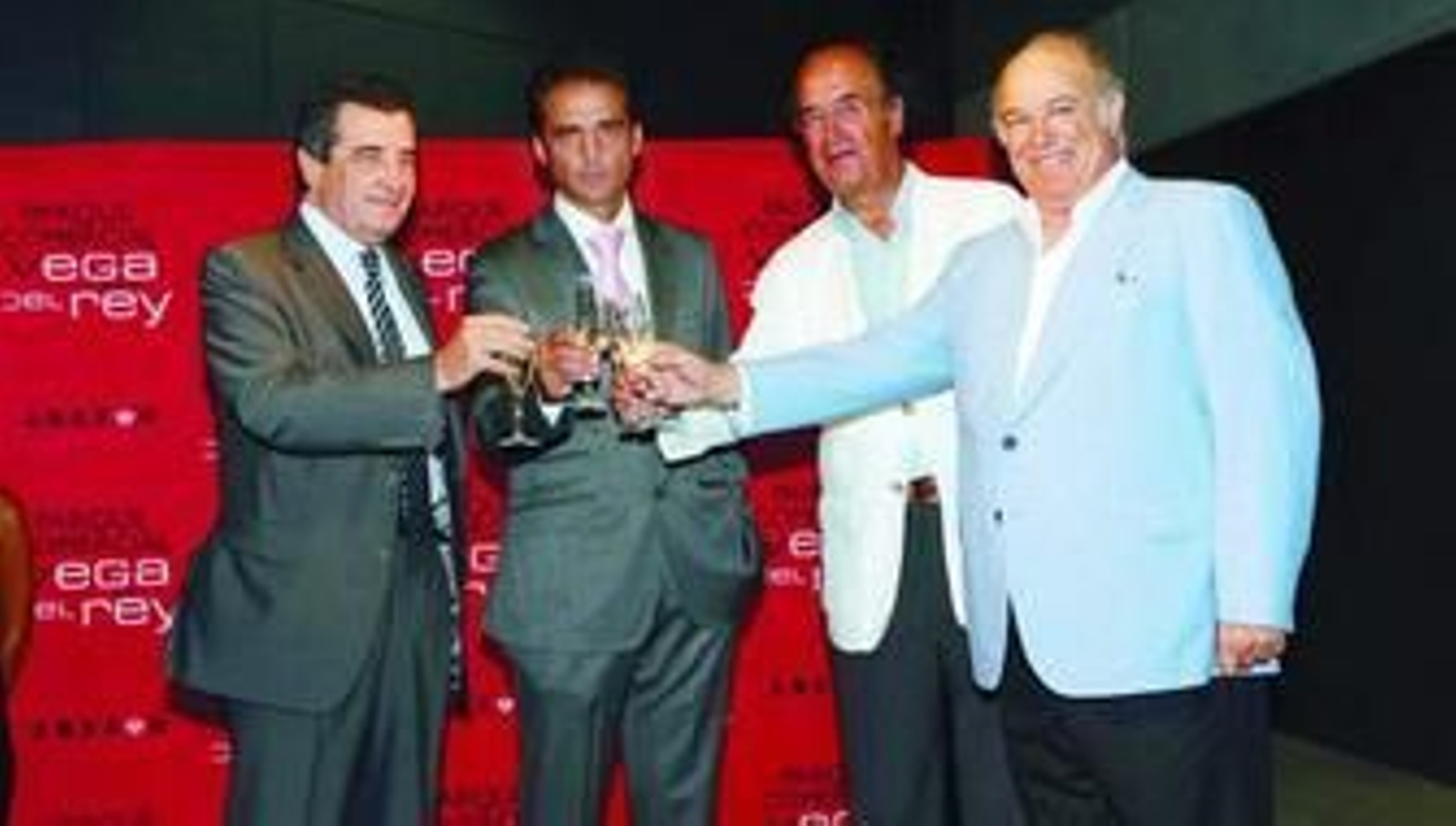 José Antonio Vázquez Rosso, director regional de Comercio, brinda con Juan Pazos, alcalde de Camas, con Francisco Ibáñez Medina (grupo Naib) y con Miguel Solís Martínez- Campos, propietario del Parque Comercial Vega del Rey.