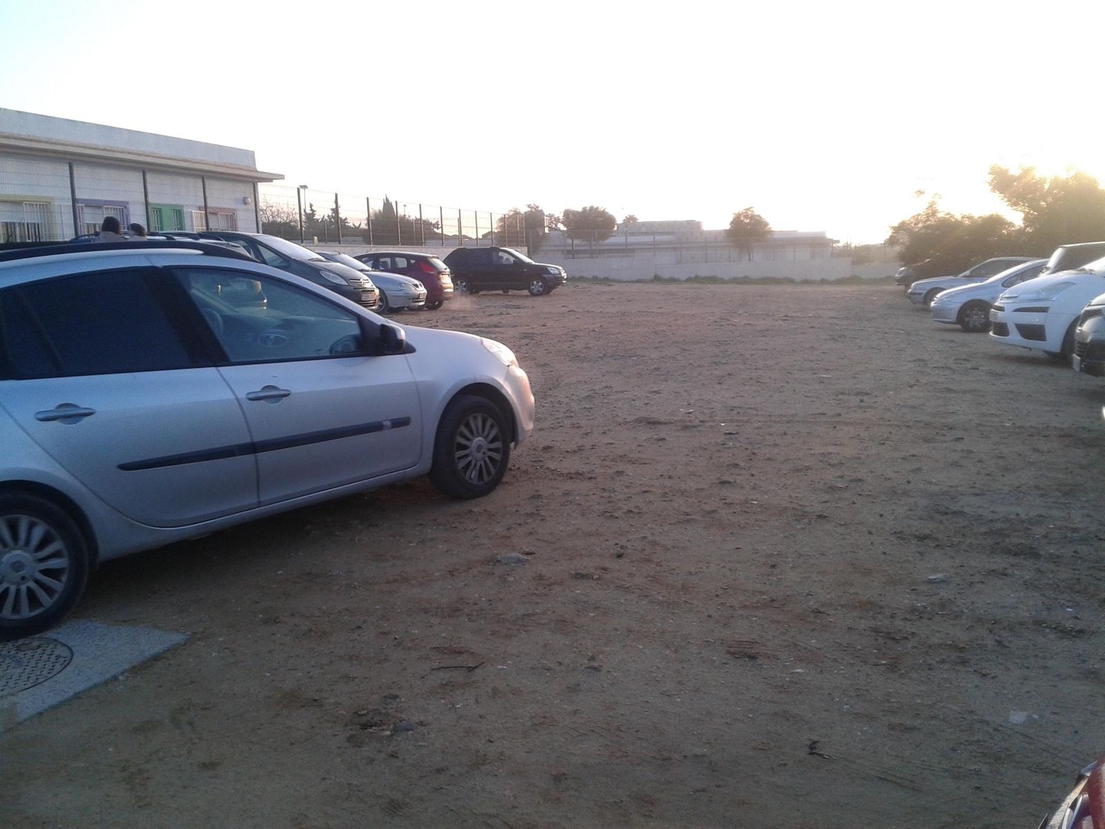 Terrenos donde se montaría el equipamiento con la guardería a la izquierda de la imagen y al fondo parte del colegio de La Barrosa.