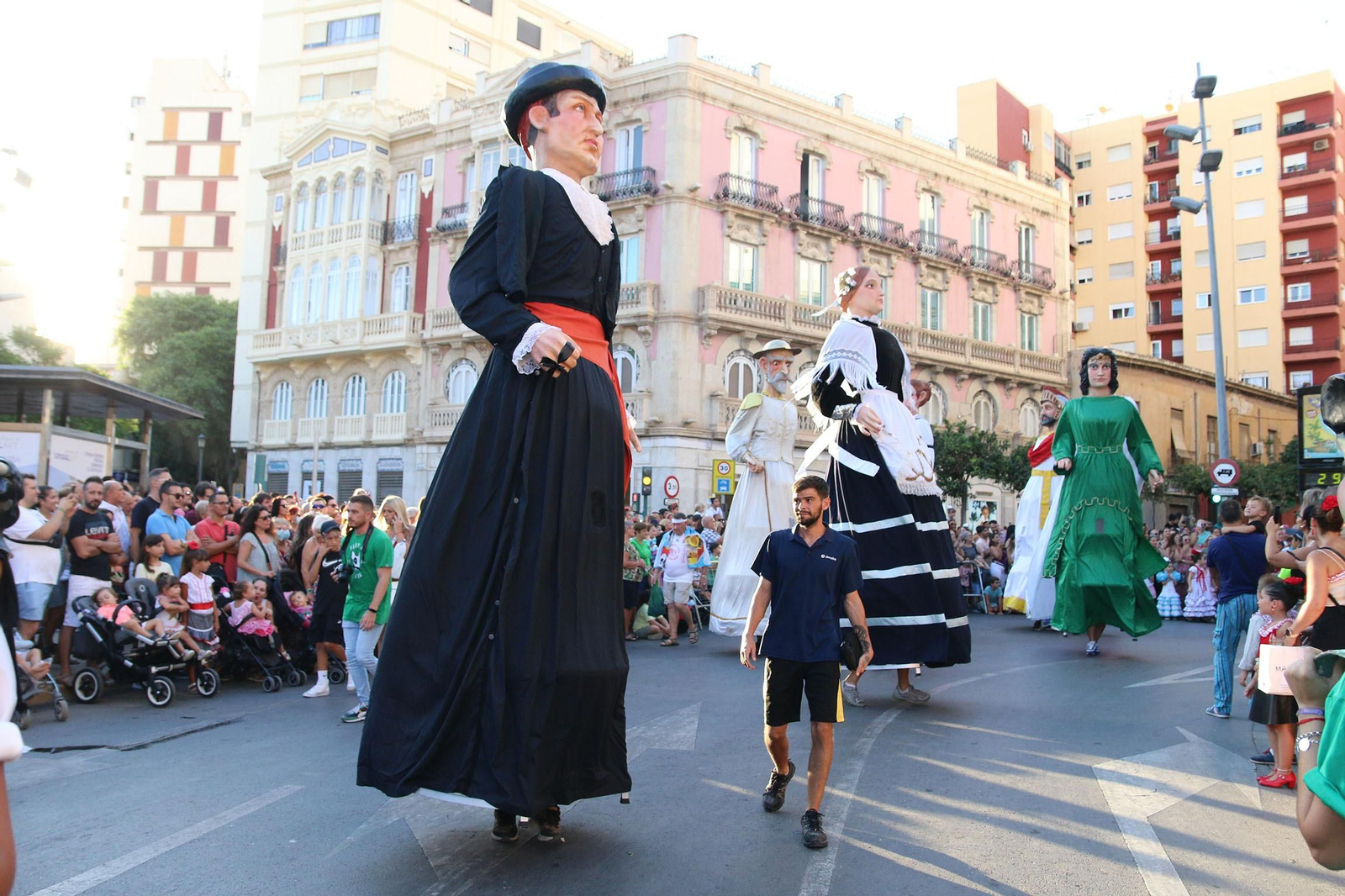La Batalla de las Flores ha regresado inundando Almería de claveles