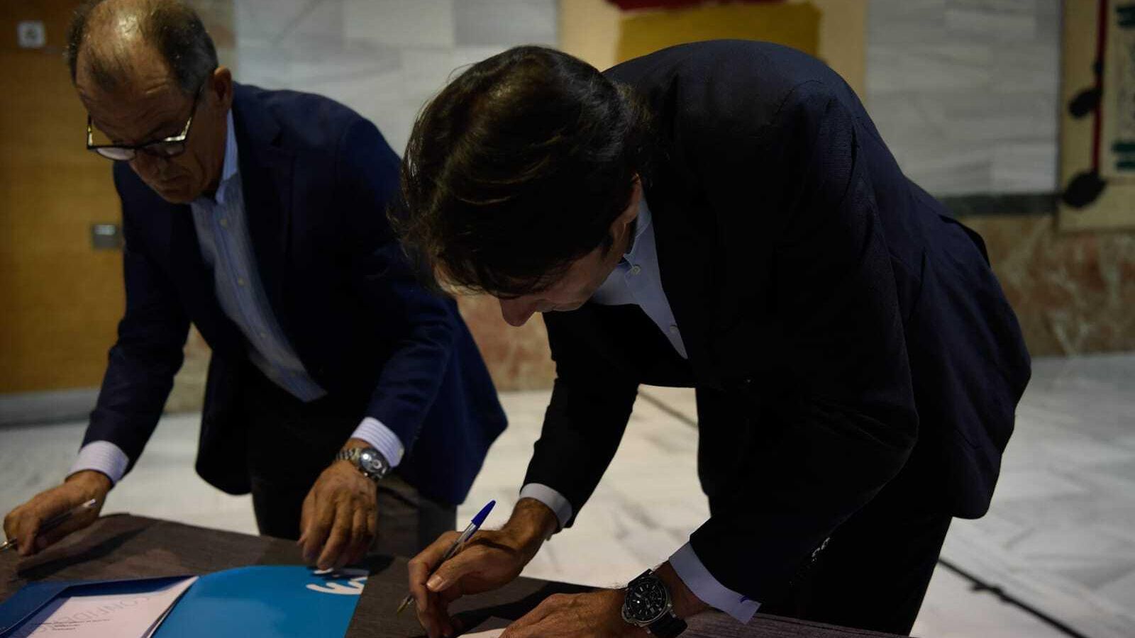 Momento de la firma del acuerdo entre Barranco y Cuerva