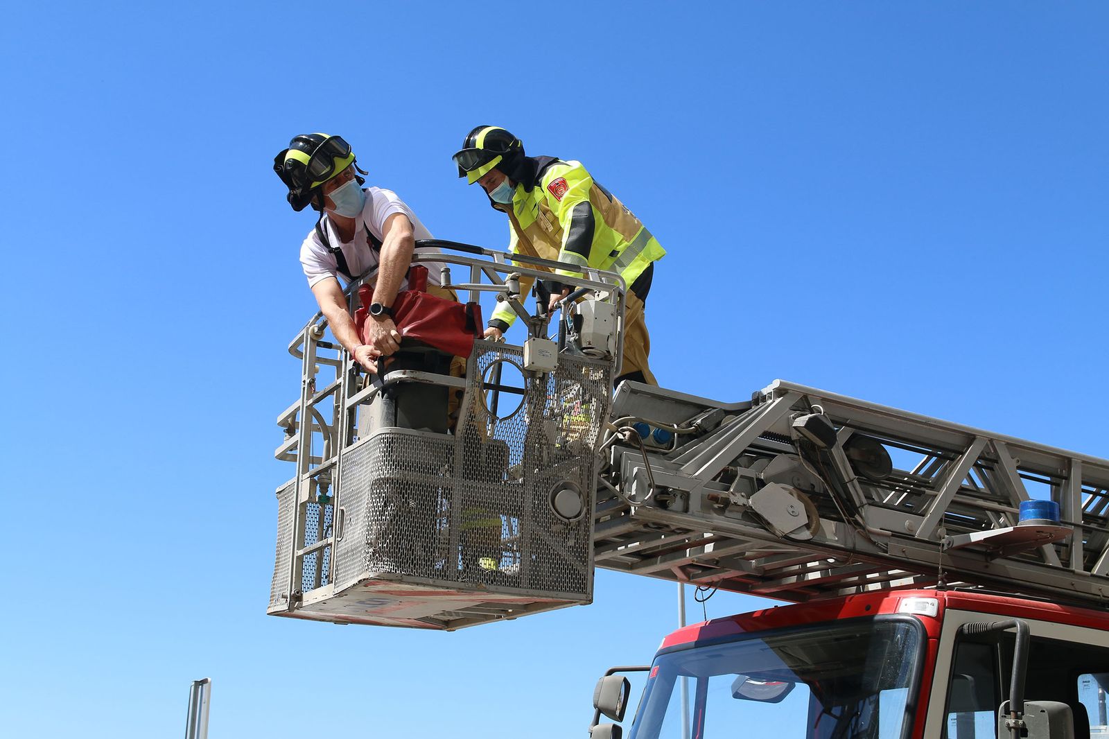 Fotogalería los bomberos de Almería regalan un cochecito eléctrico y camisetas a los niños hospitalizados de Torrecárdenas