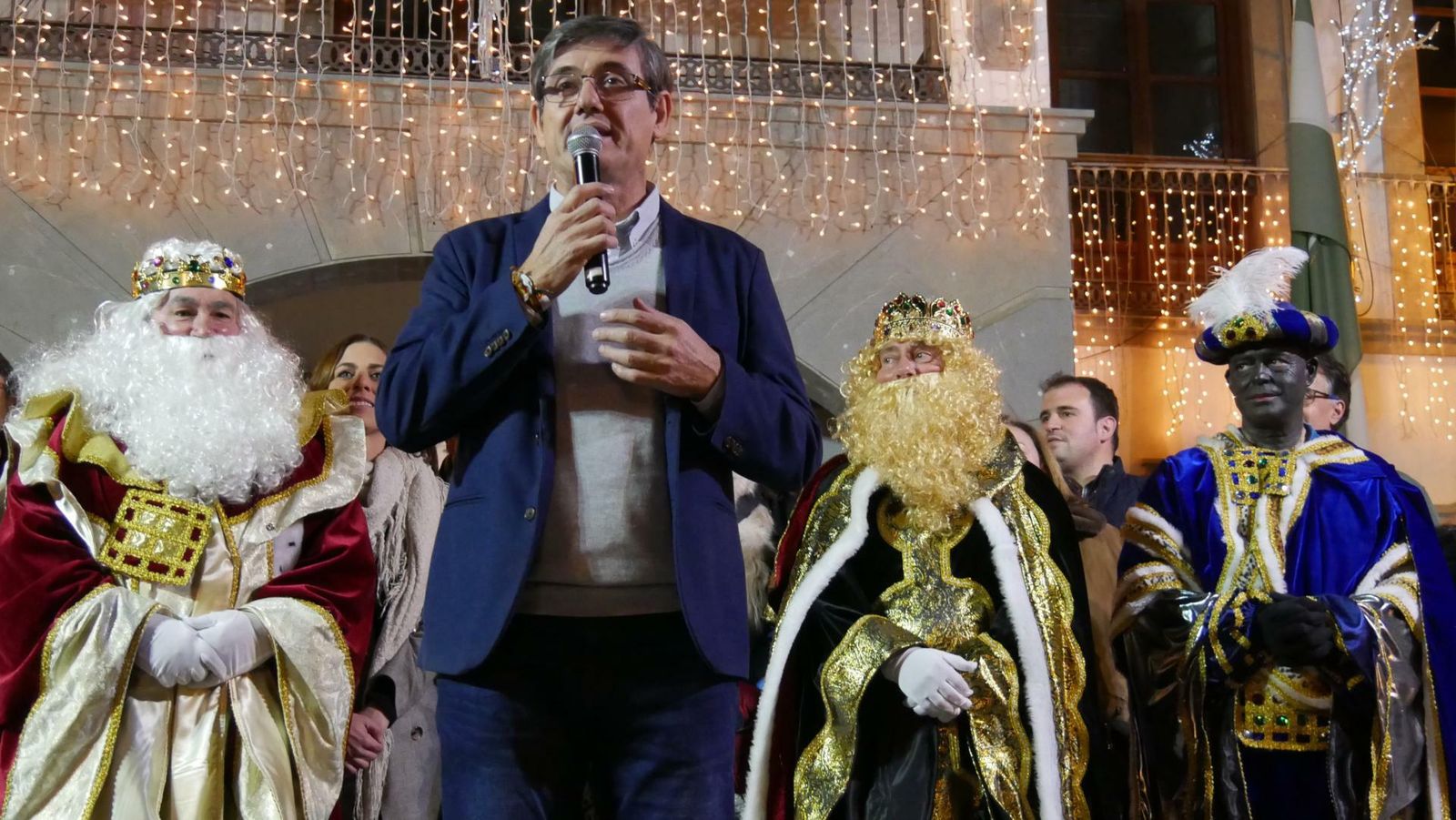 El alcalde de Adra, Manuel Cortés, junto a los Reyes Magos en la cabalgata del año pasado.