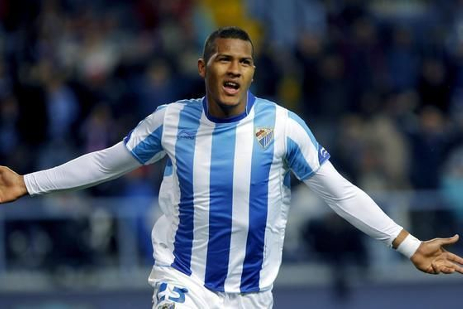 El delantero del Málaga Rondón celebra su primer gol ante el Racing, el tercero para el equipo.  Foto: Jorge Zapata/EFE