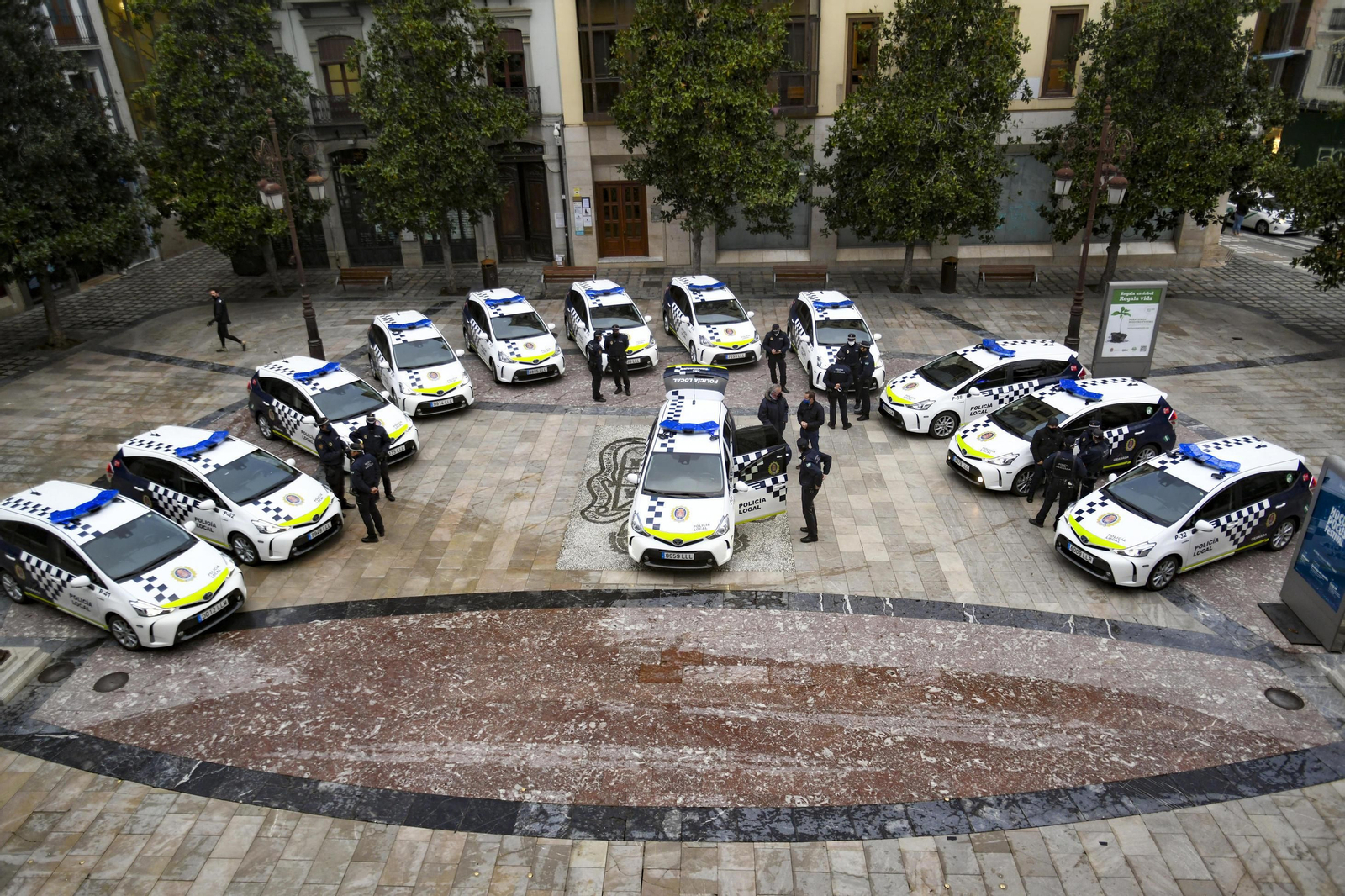 Fotos: los nuevos coches de la Policía Local de Granada, con desfibrilador