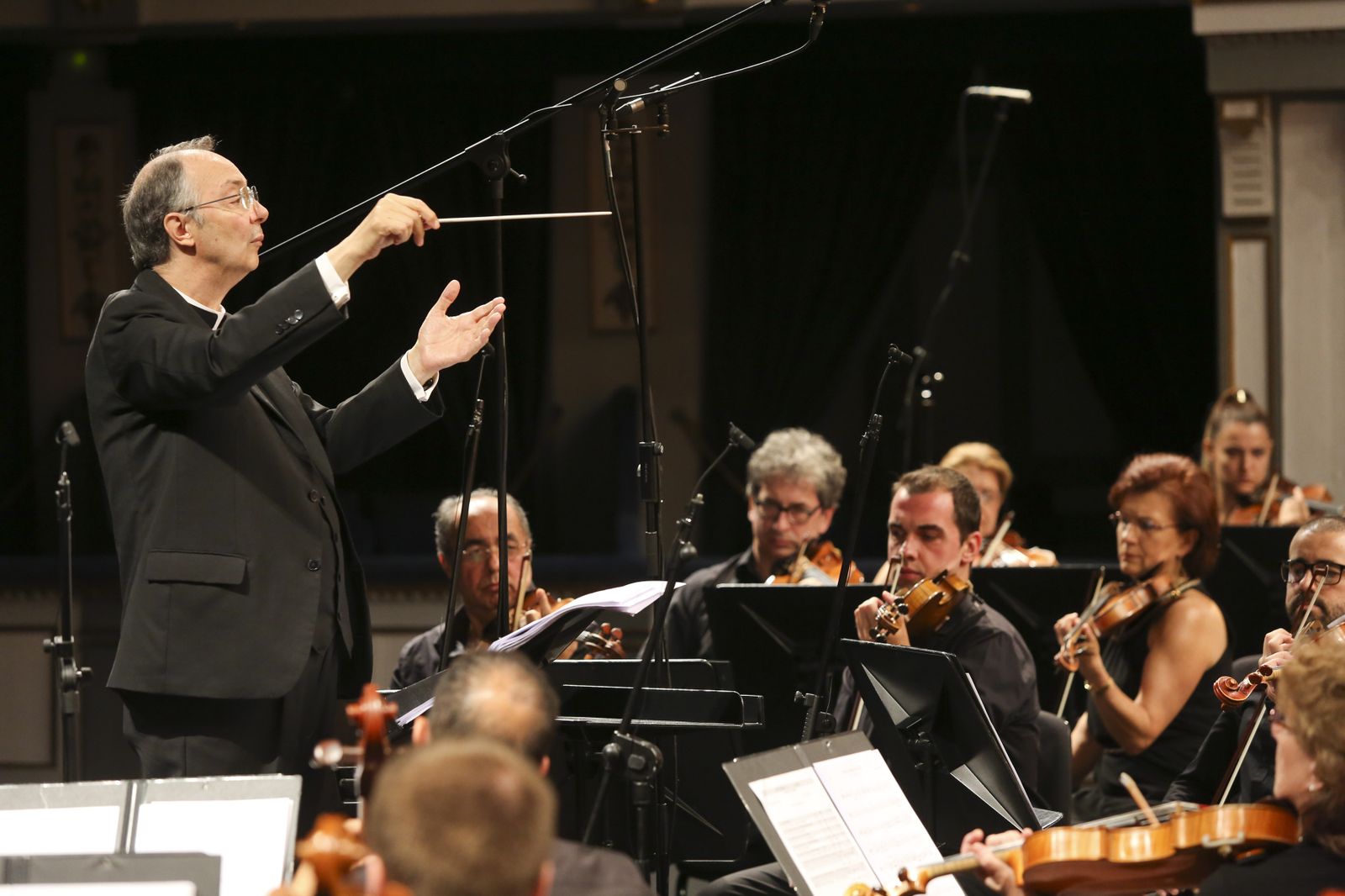 Marco Frisina dirige a la Orquesta Filarmónica de Málaga, ayer, en el Teatro Cervantes.