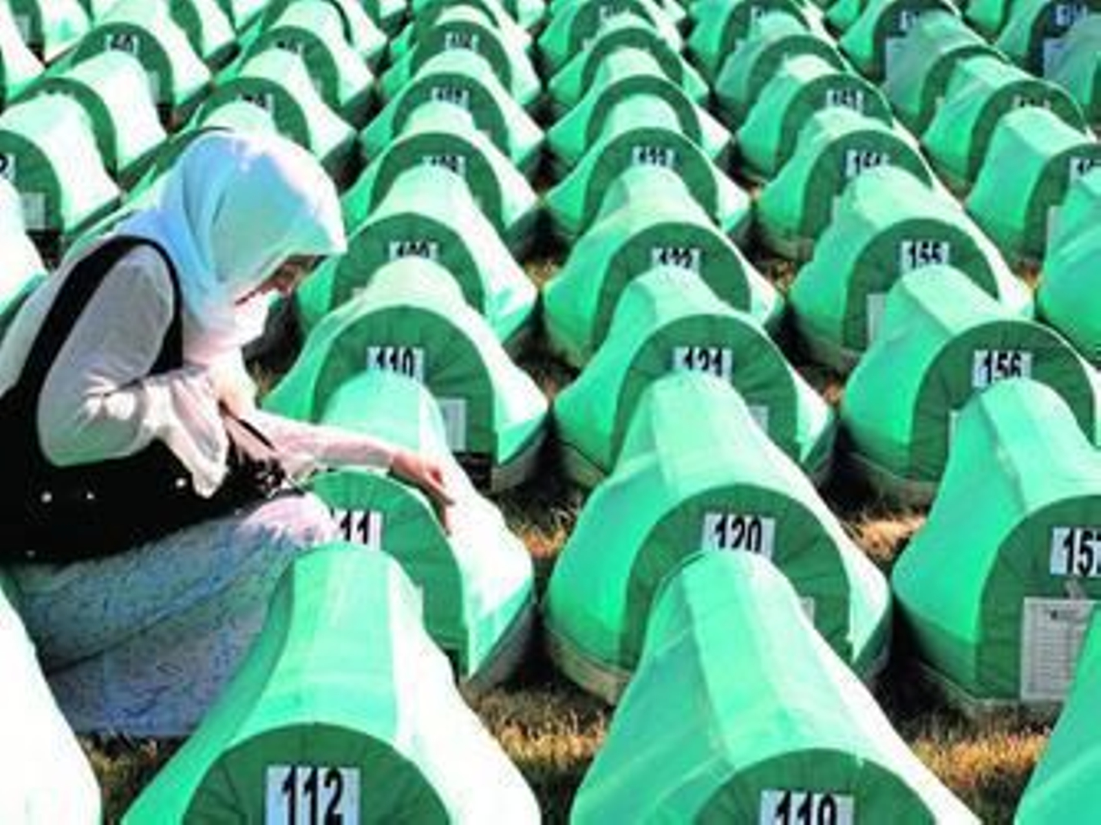 Una mujer musulmana llora en el cementerio bosnio del Centro Memorial Potocari, en Srebenica.