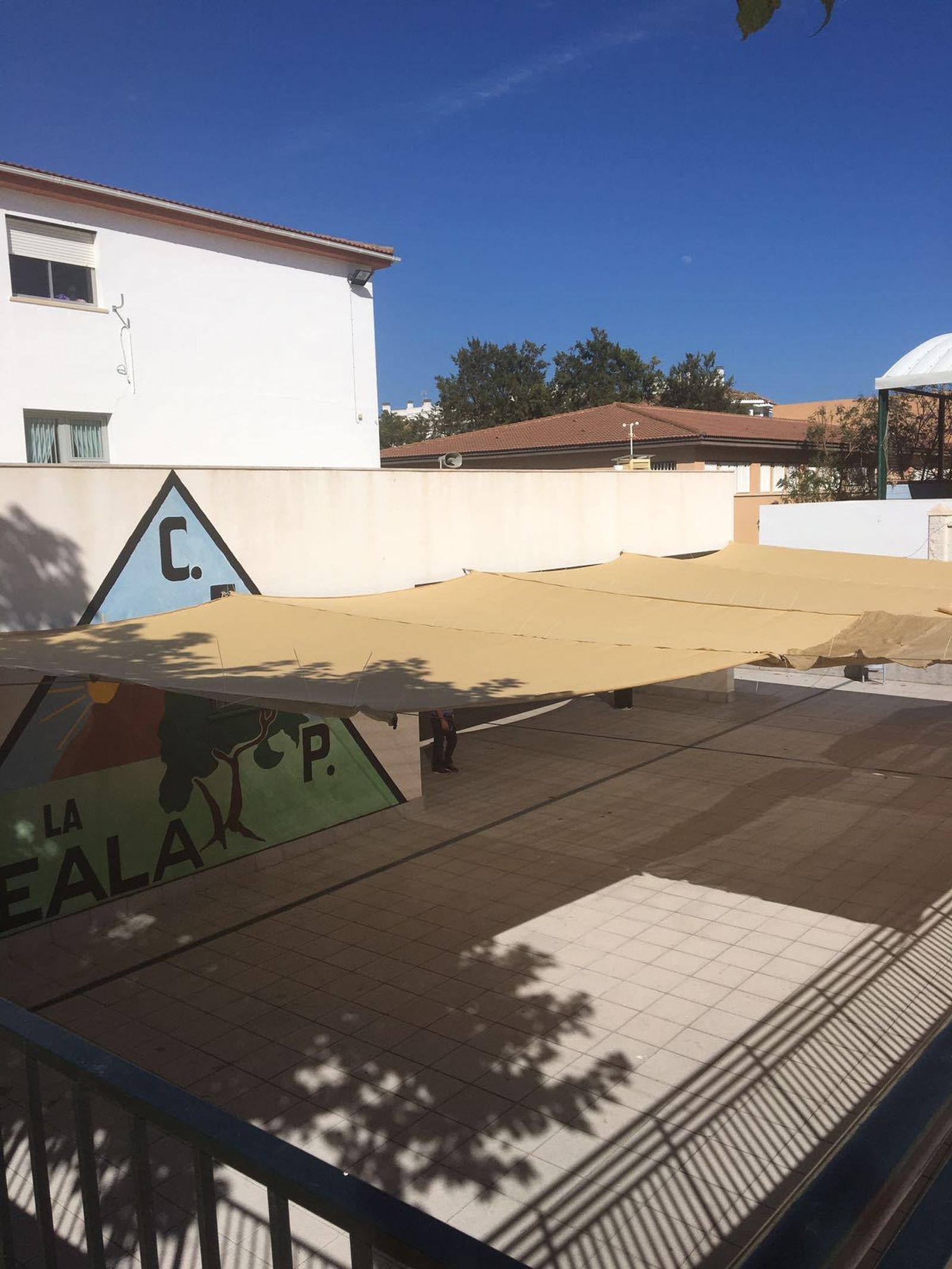 Toldos instalados hace dos años en el colegio La Leala de Arroyo de la Miel.