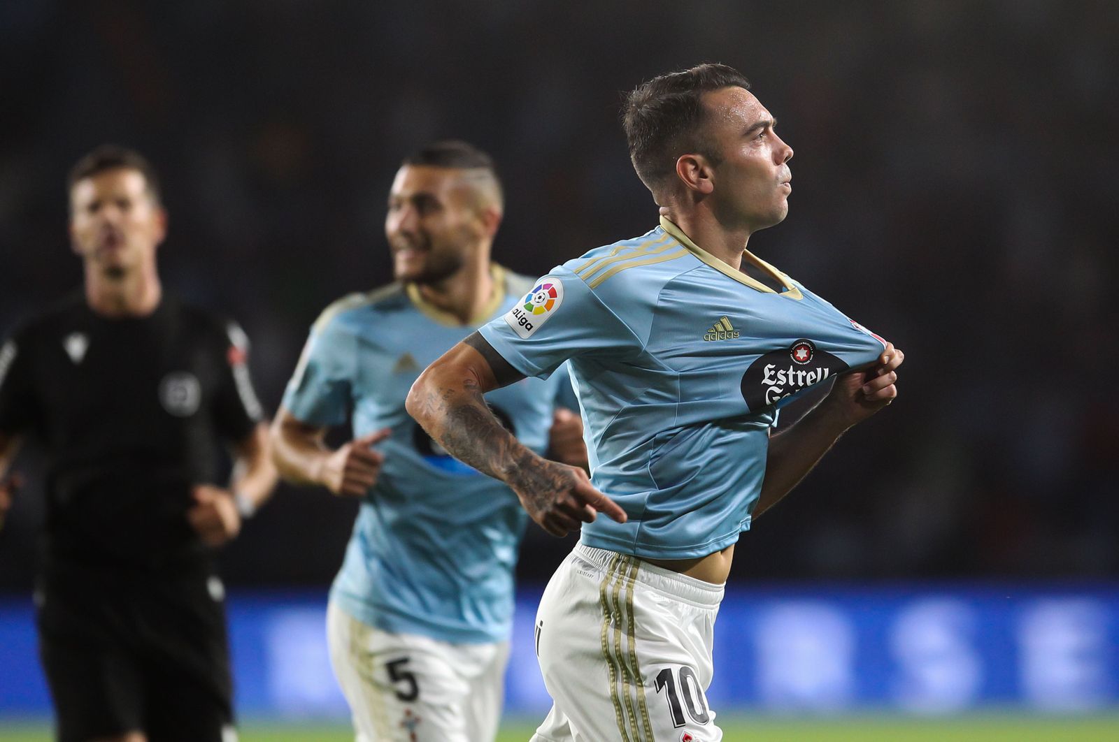 Iago Aspas celebra uno de sus goles de esta temporada, con Óscar Rodríguez al fondo.