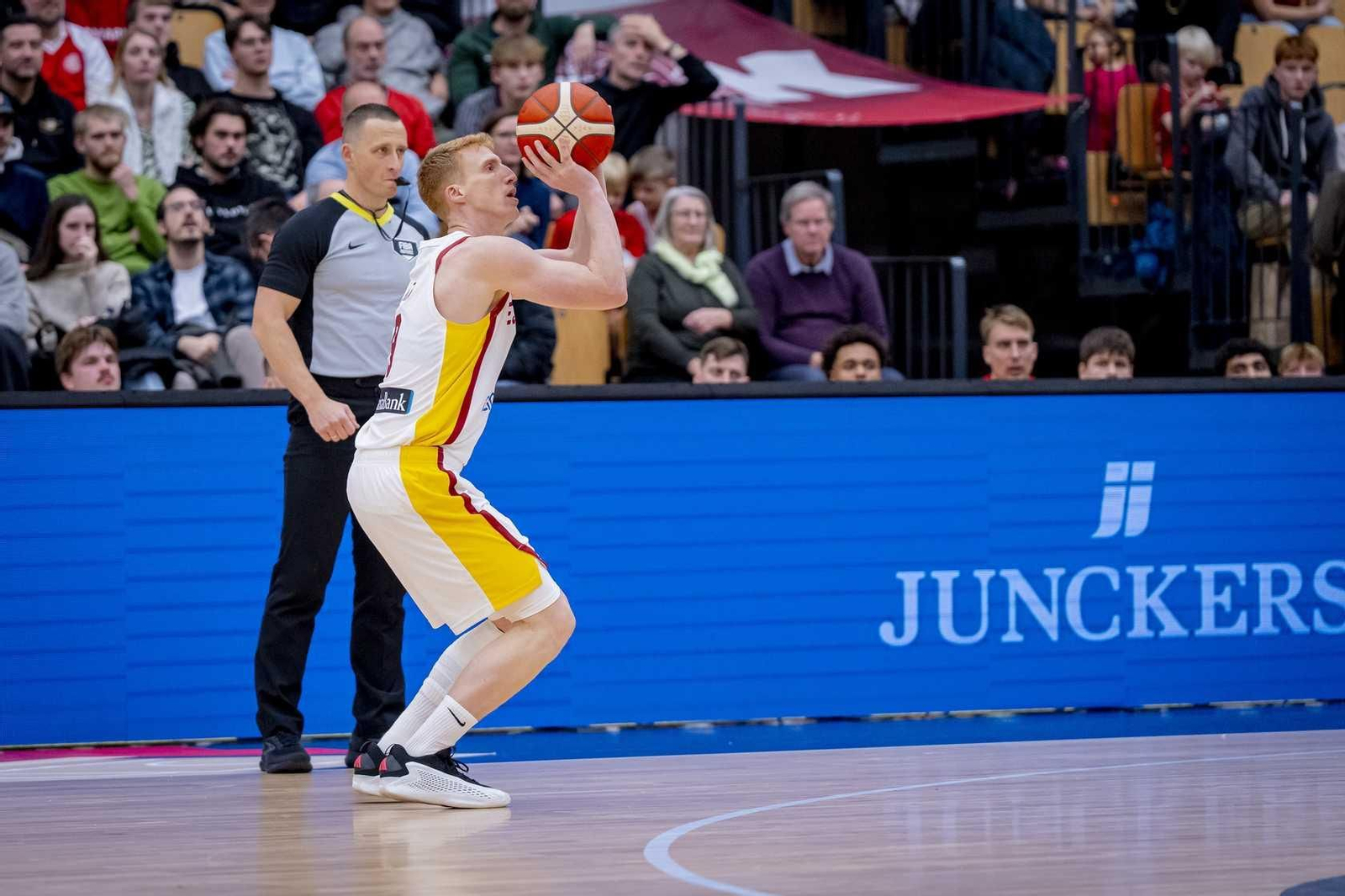 Cómodo inicio de la España de Chus Mateo con un buen Alberto Díaz