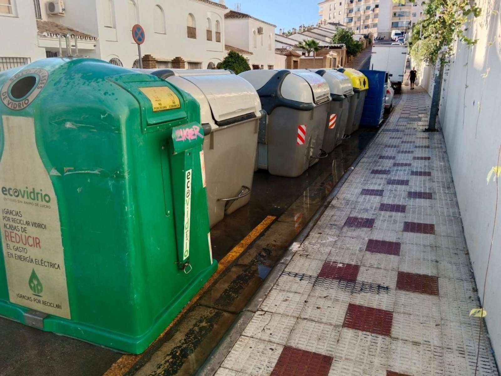 Fila de contenedores en Benalmádena. Fila de contenedores en Benalmádena.