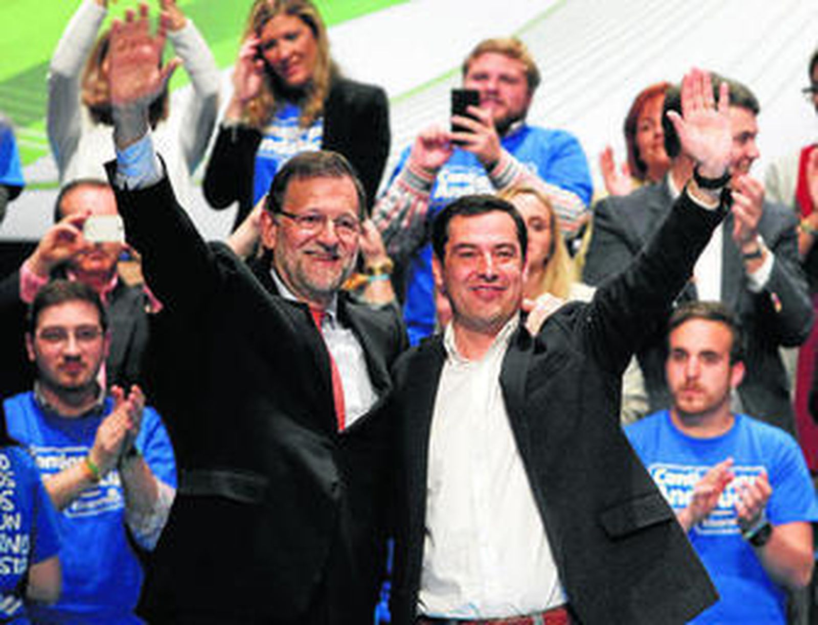 Juanma Moreno y Mariano Rajoy, en un mitin en Granada.