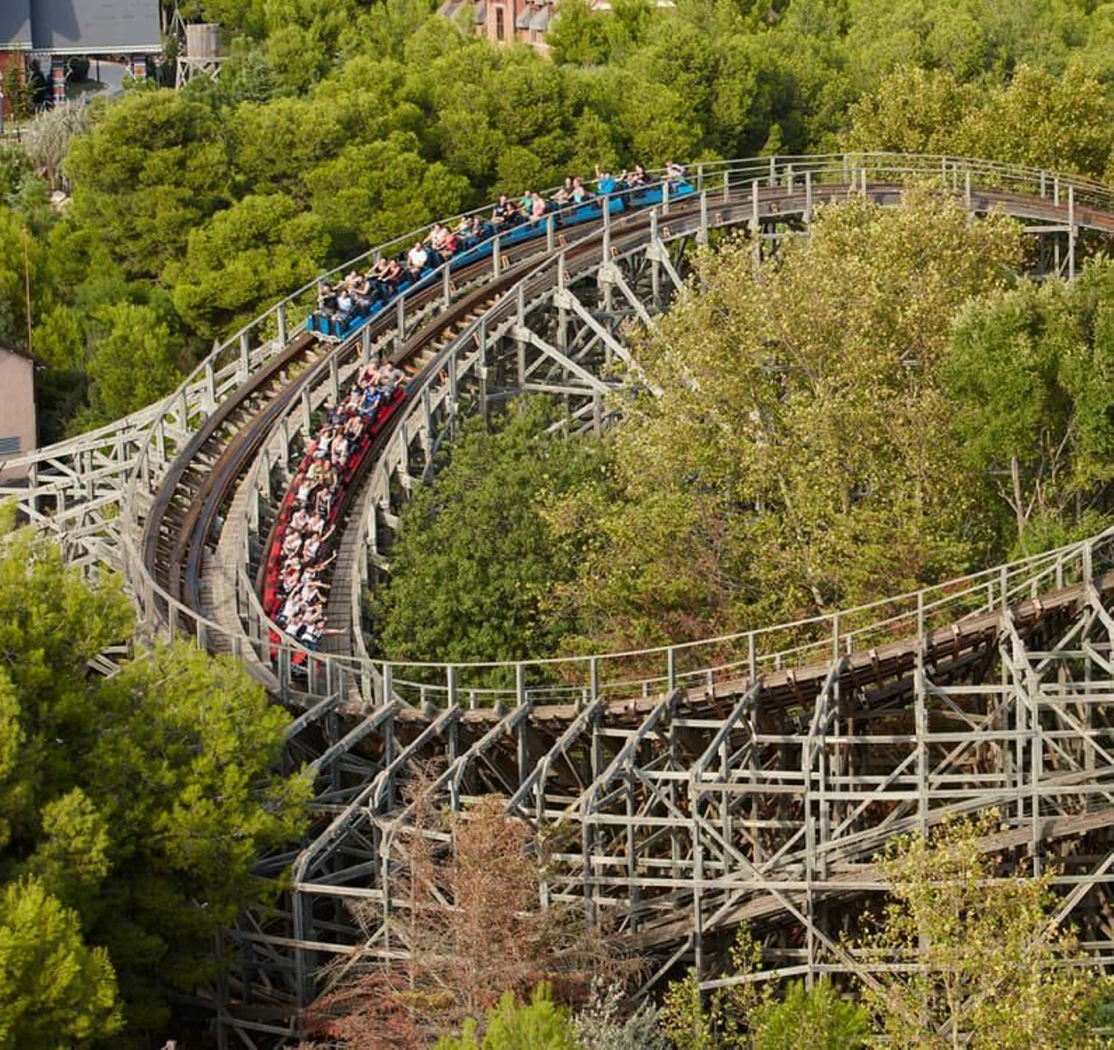 Stampida, la montaña rusa de madera en Portaventura
