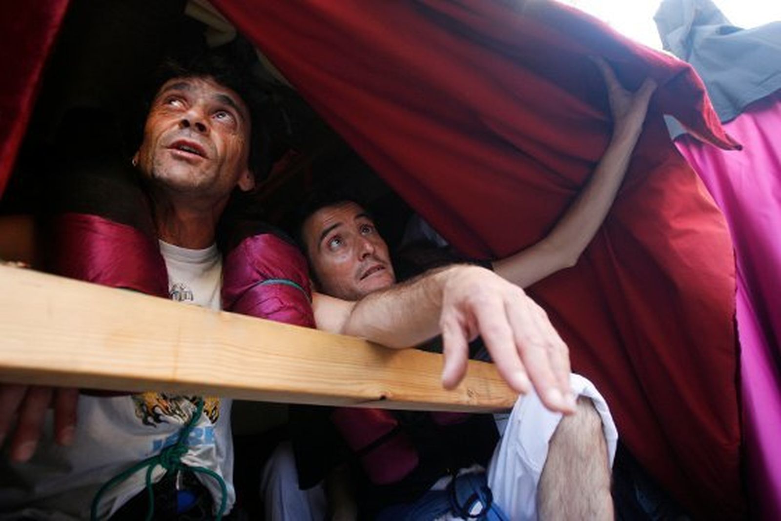 Costaleros del Santísimo Cristo de la Viga miran al cielo ayer, al poco de salir de la Catedral.  Foto: Pascual