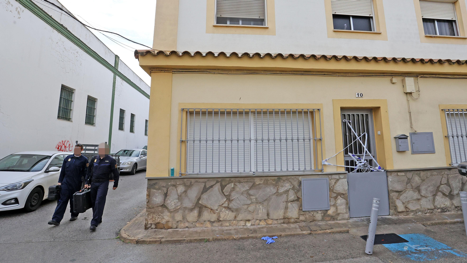 Agentes de la Policía llegan a la vivienda en la que ha fallecido una persona por un incendio en la madrugada de este 4 de enero. Agentes de la Policía llegan a la vivienda en la que ha fallecido una persona por un incendio en la madrugada de este 4 de enero.