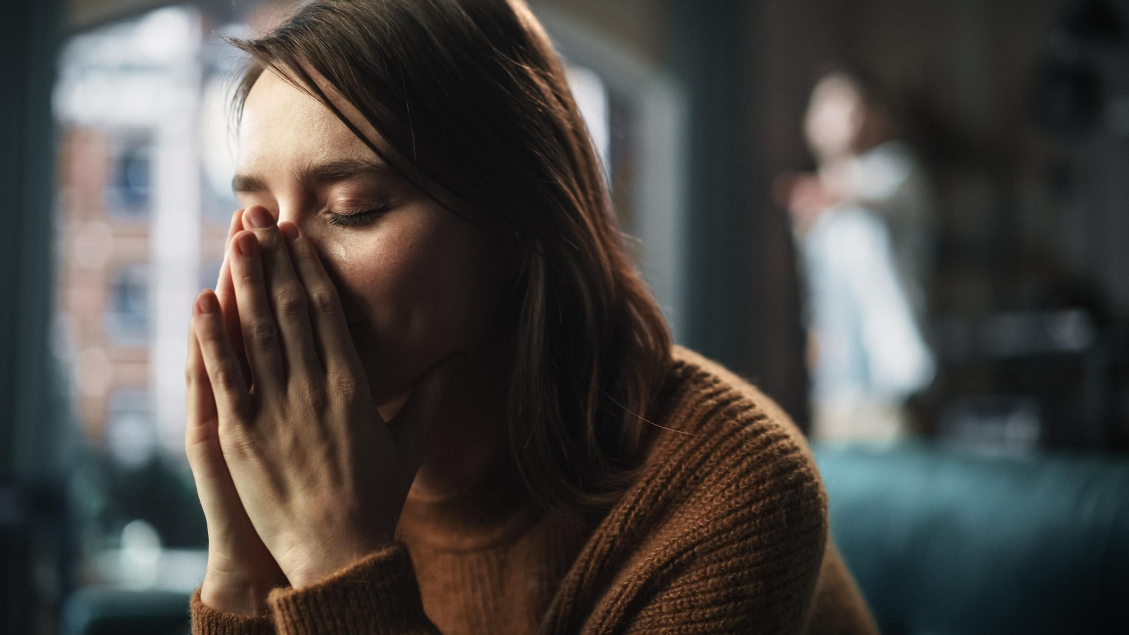 Una mujer llorando.