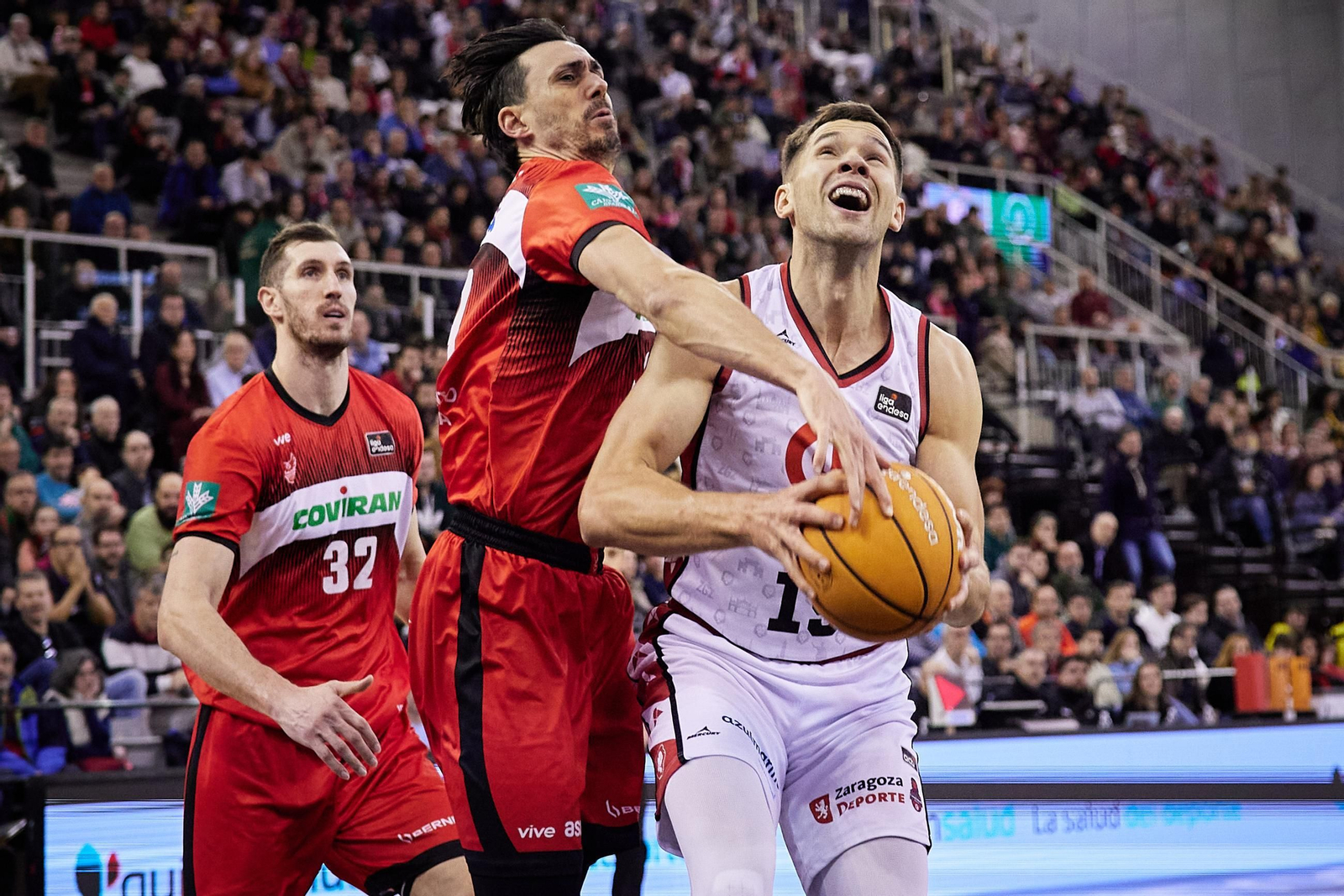 Pere Tomàs trata de arrebatarle el balón a un jugador del Zaragoza.