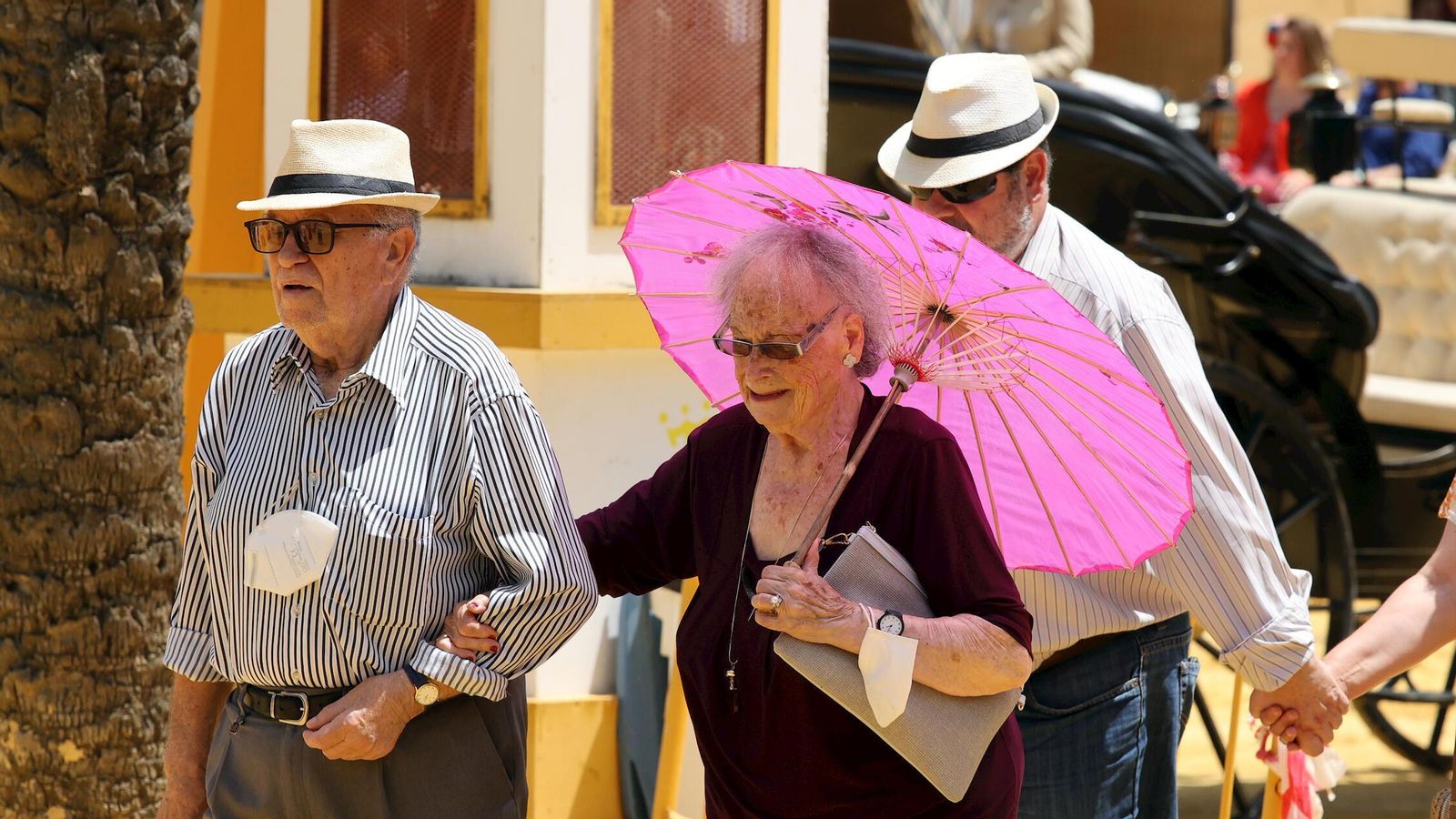 Personas mayores de paseo por el recinto ferial este sábado. Personas mayores de paseo por el recinto ferial este sábado.