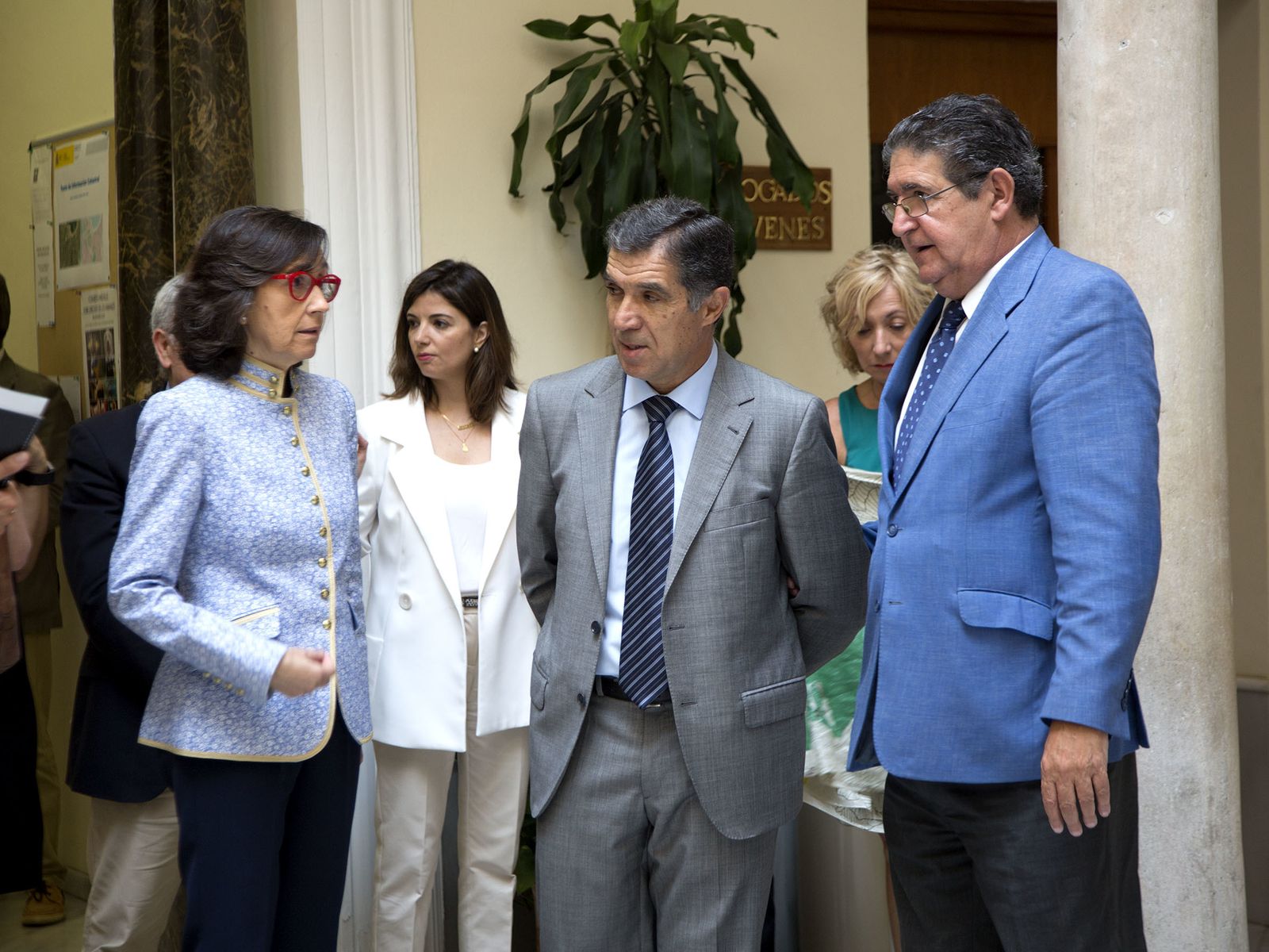 Rosa Aguilar; el presidente del TSJA, Lorenzo del Río; y el decano José Joaquín Gallardo