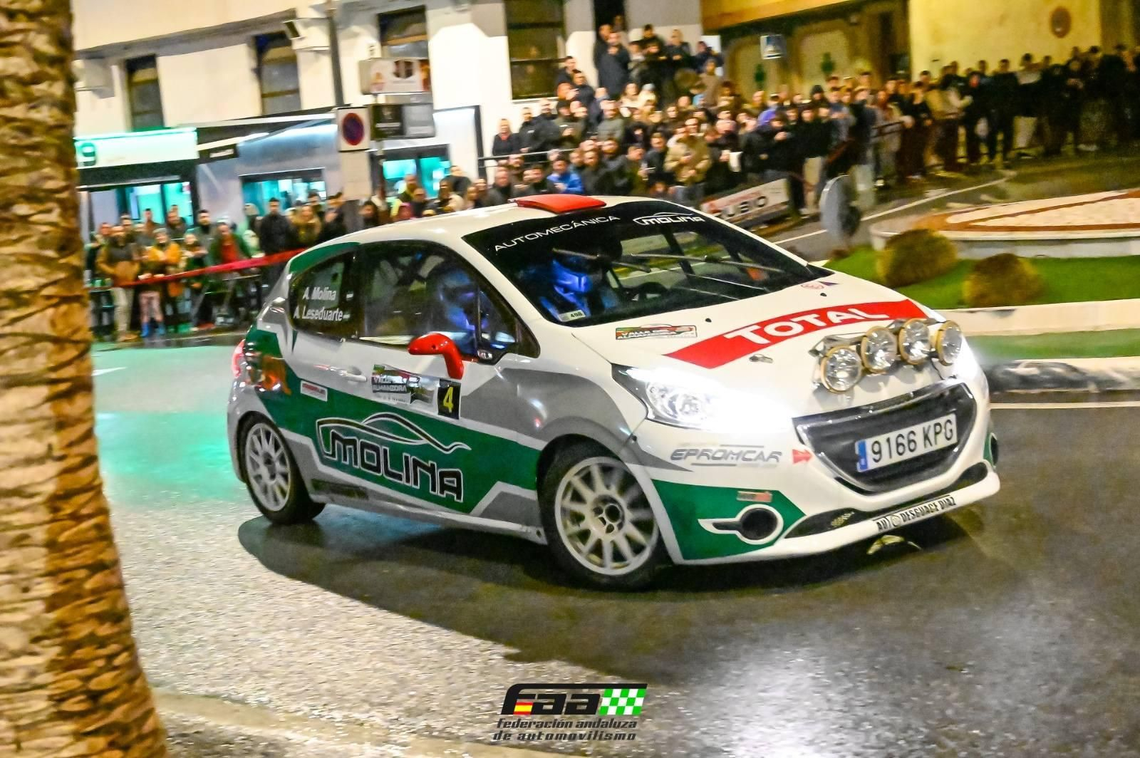 El Peugeot 208 R2 de Antonio Molina y Alejandro Leseduarte a su paso por uno de los tramos del circuito.
