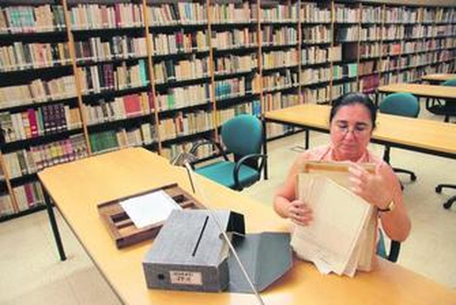 María Esther Cruces, en una de las salas del Archivo Histórico Provincial de Málaga.