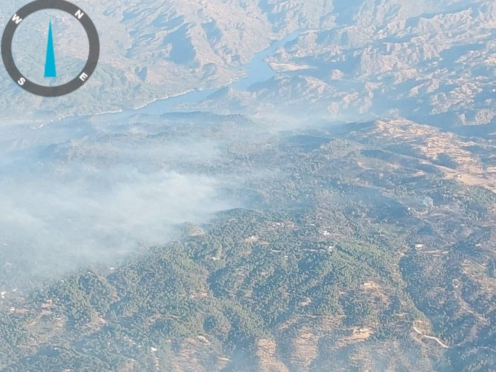 Imagen aérea del incendio ayer 19 de agosto.