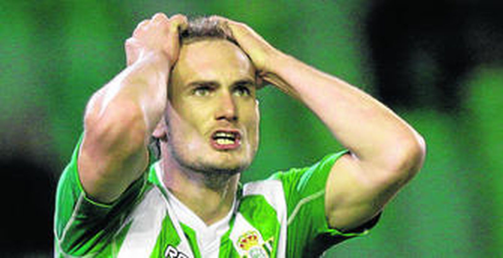 El defensor verdiblanco Carlos García se lamenta de una ocasión fallada por uno de sus compañeros.