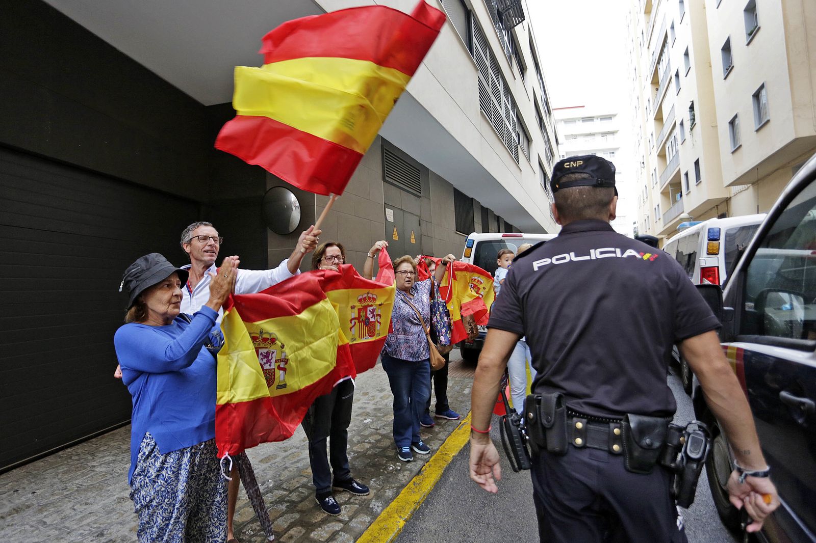 Despedida a los agentes de la Policía Nacional que se suman al dispositivo del 1-O