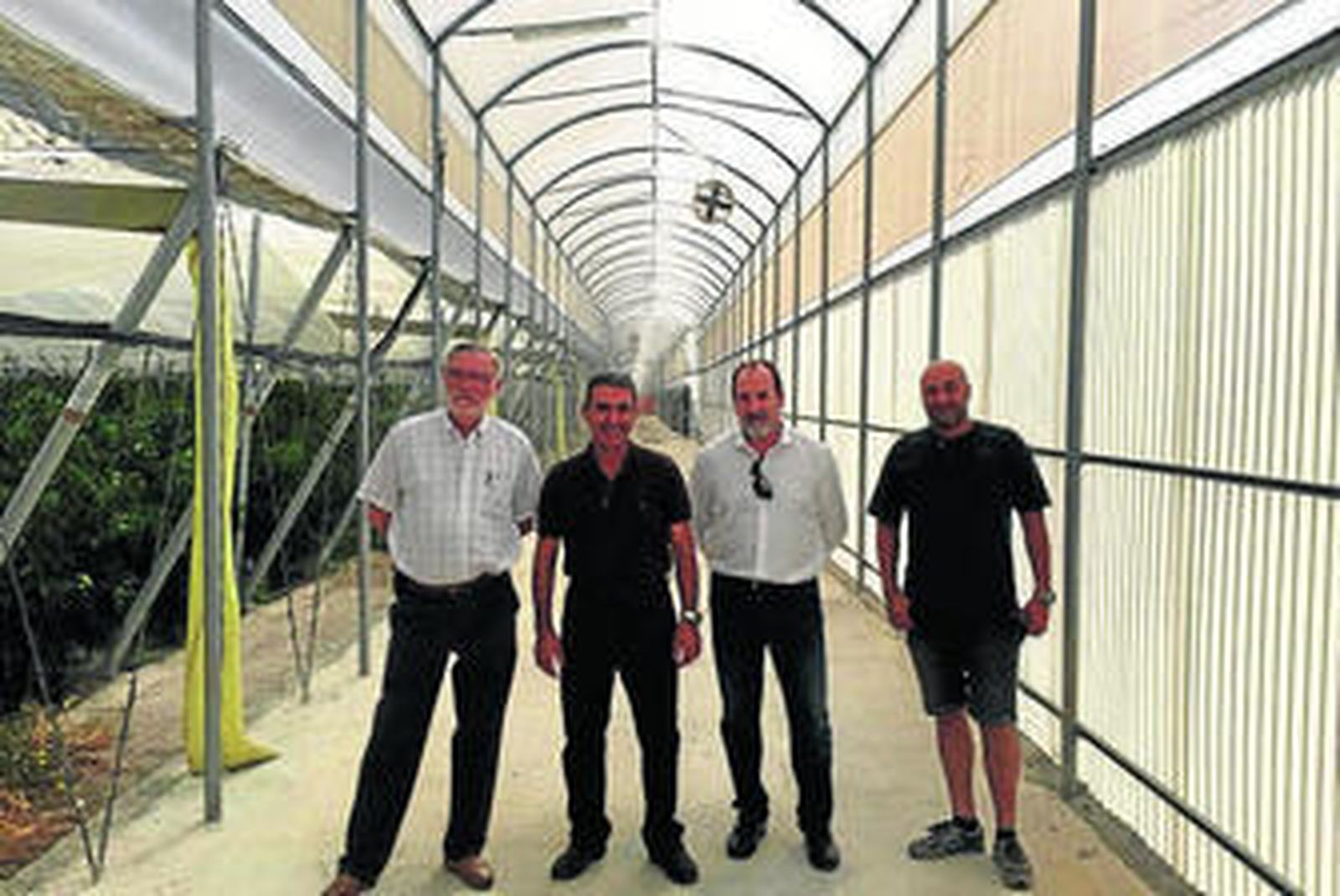 El delegado durante la visita a una de las fincas roqueteras.