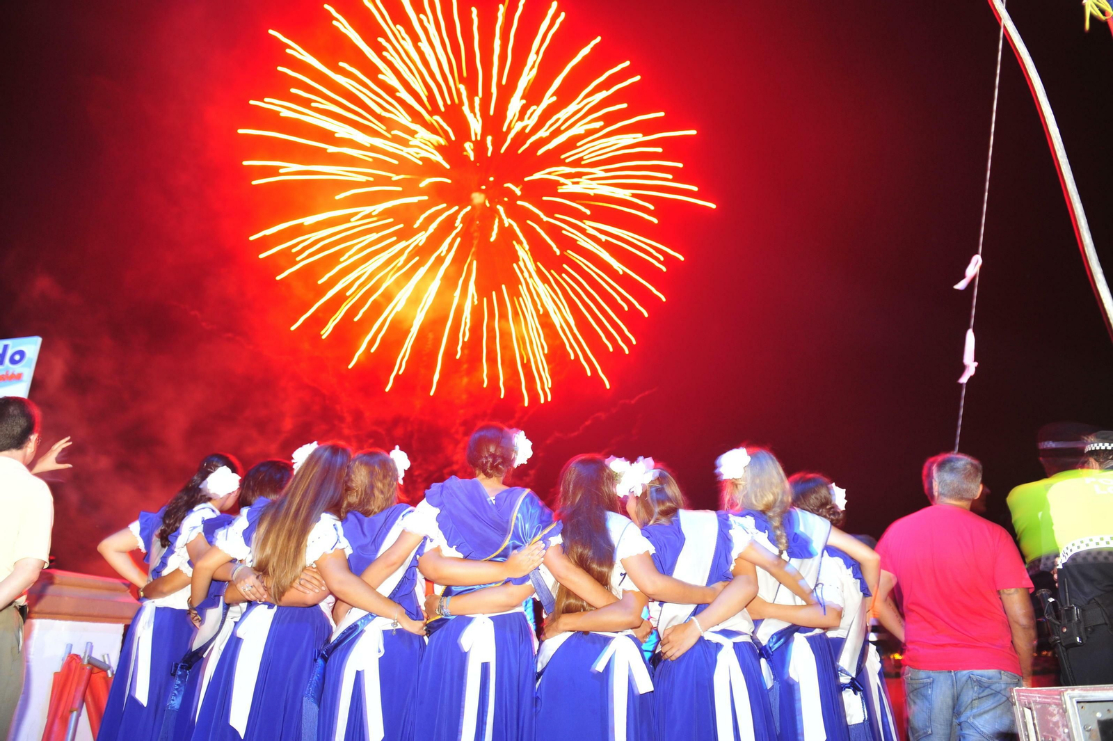 Las Salineras contemplan el espectáculo pirotécnico.