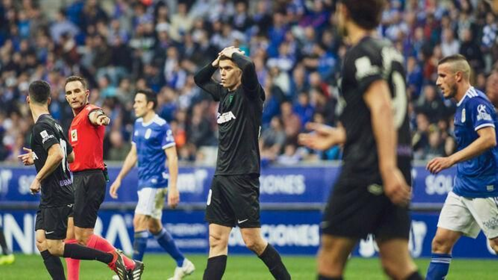 Harper se lleva las manos a la cabeza en el Oviedo-Málaga CF.