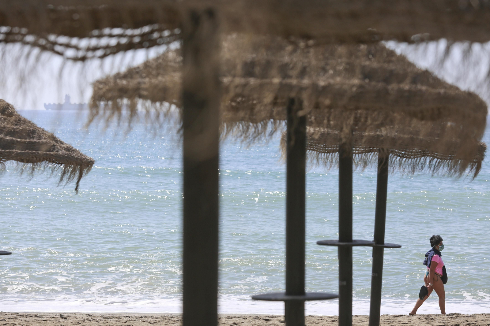 Fotos de la playa de la Malagueta, en Málaga, vacía pese al calor