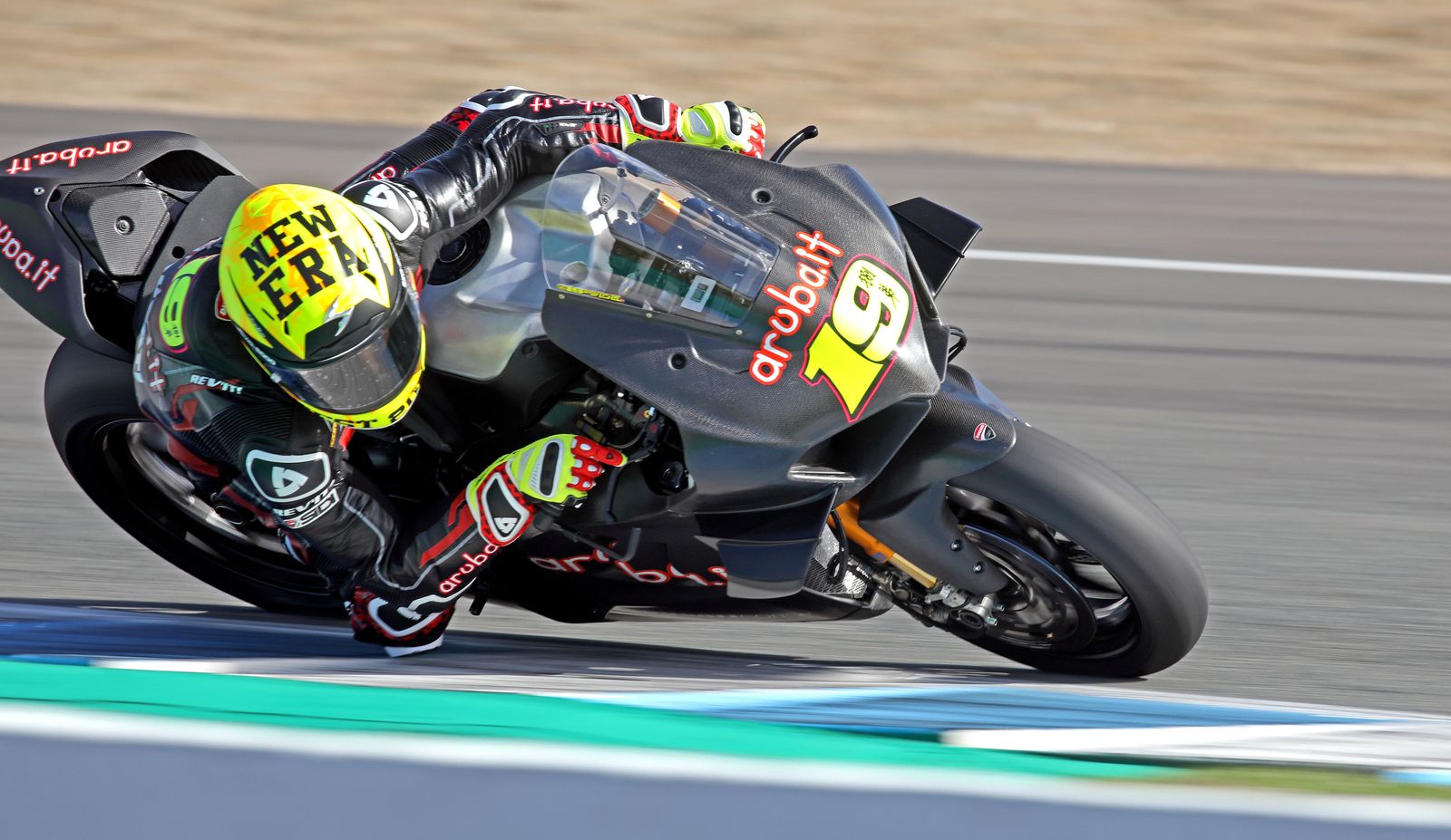 Álvaro Bautista, rodando con la Ducati en el Circuito de Jerez.