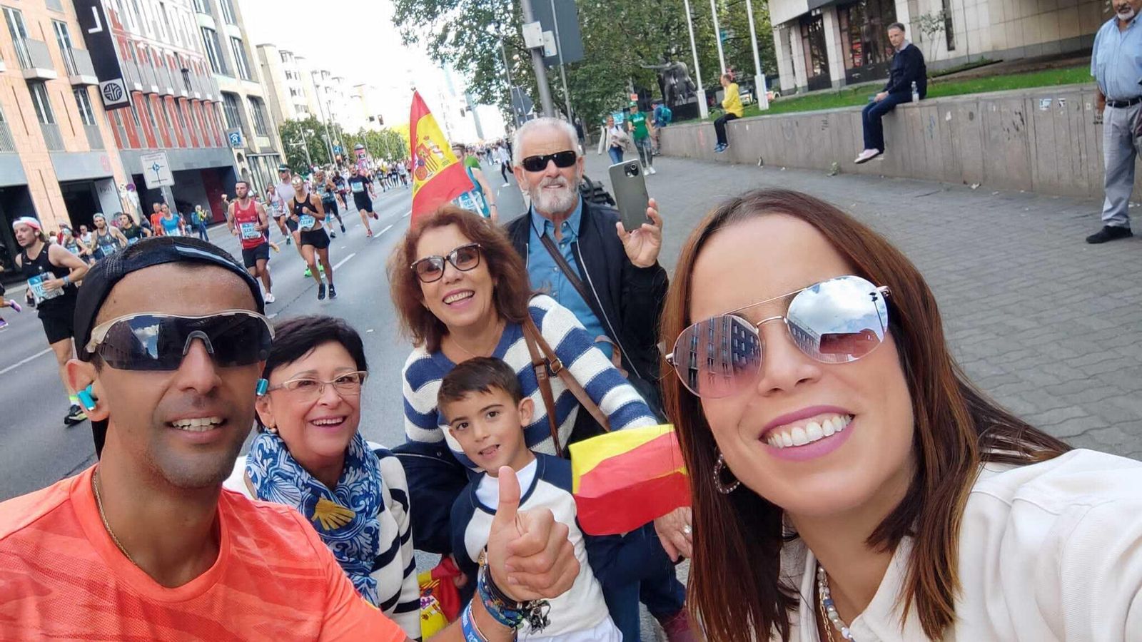 Un selfie con la familia, en el kilómetro 38, junto al Check Point Charlie. Faltaban 'sólo' 4 para la meta.