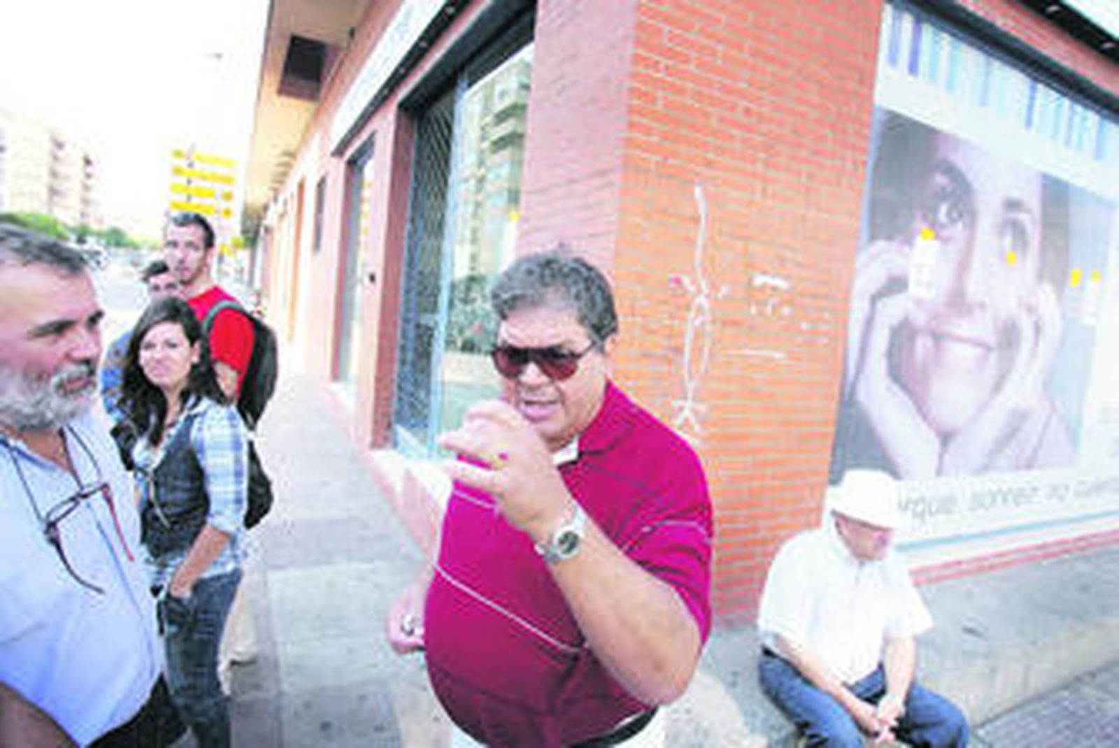 Afectados por el cierre, ayer por la mañana ante la sede de Dental Line, en Madre de Dios.