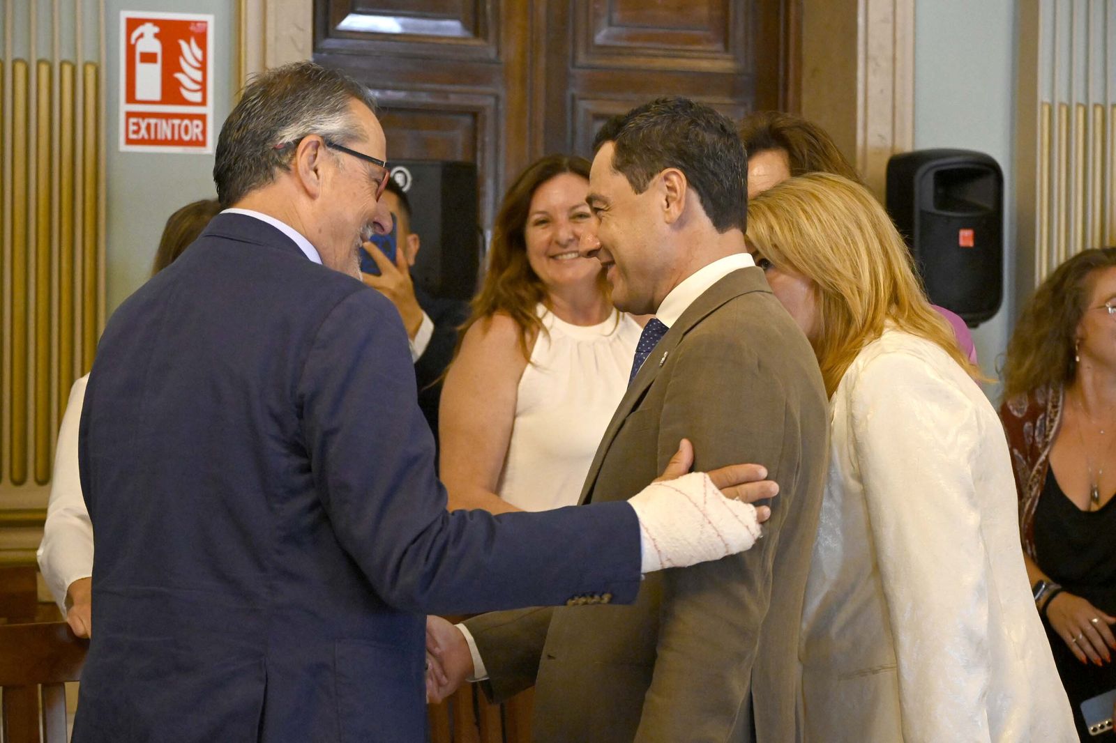Visita de Juanma Moreno al Ayuntamiento de Huelva, en Imágenes