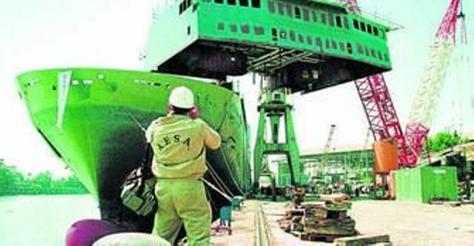 Un empleado revisa la construcción de un barco en los Astilleros sevillanos en el verano de 1999, doce años antes de su cierre definitivo.